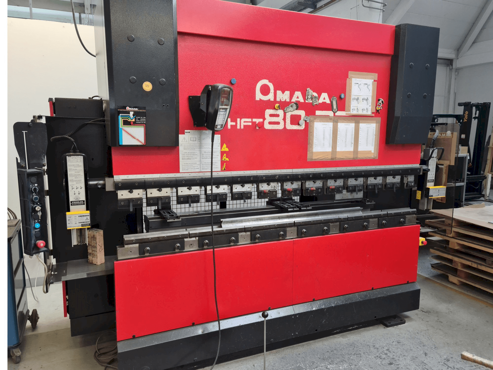 Makine AMADA HFT 80-25 - Önden görünüm