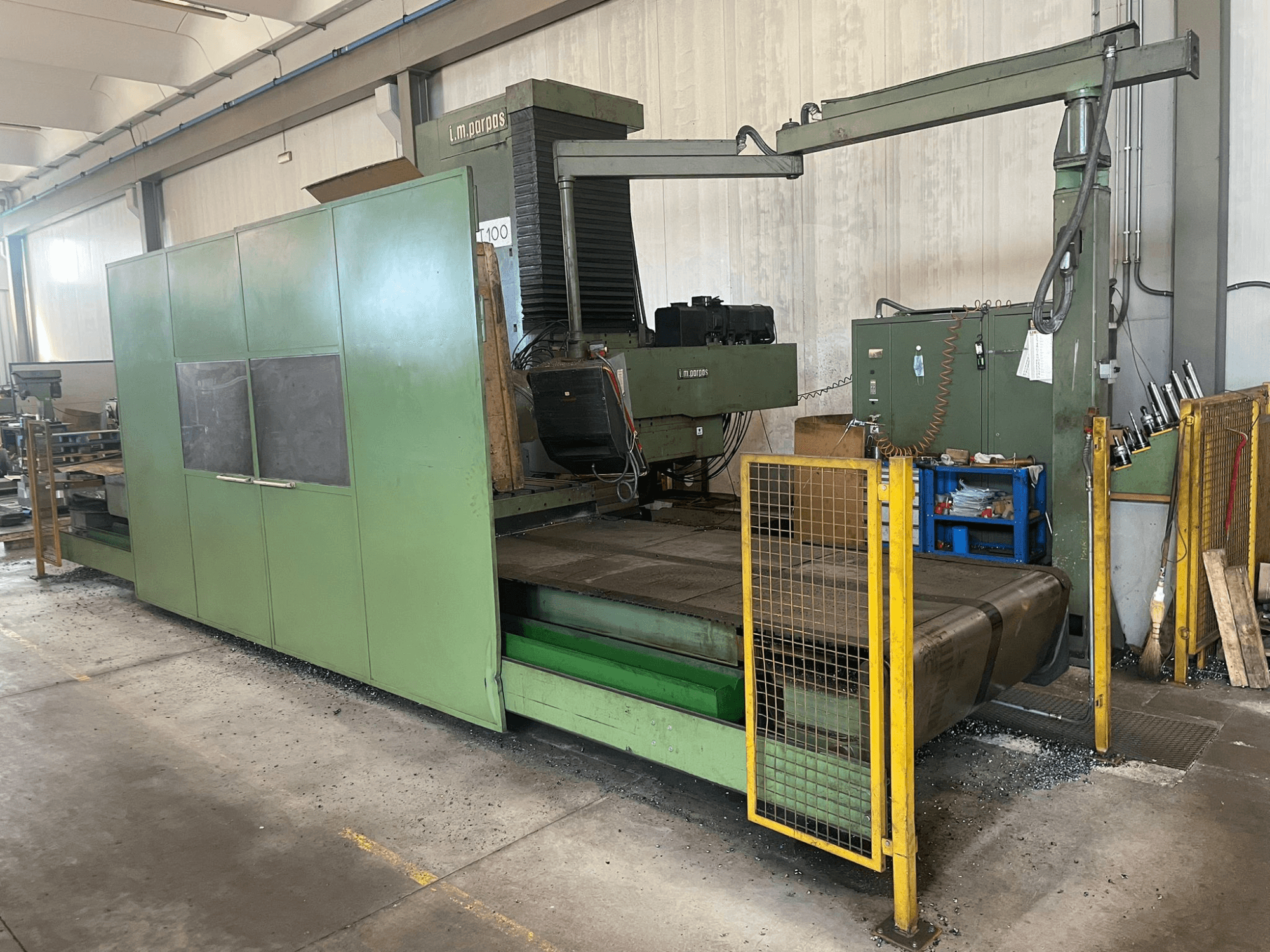 Güvenlik bariyerli büyük yeşil endüstriyel freze makinesi, önden görünüm, model etiketi "l.m. parpas" ve görünür kontroller.