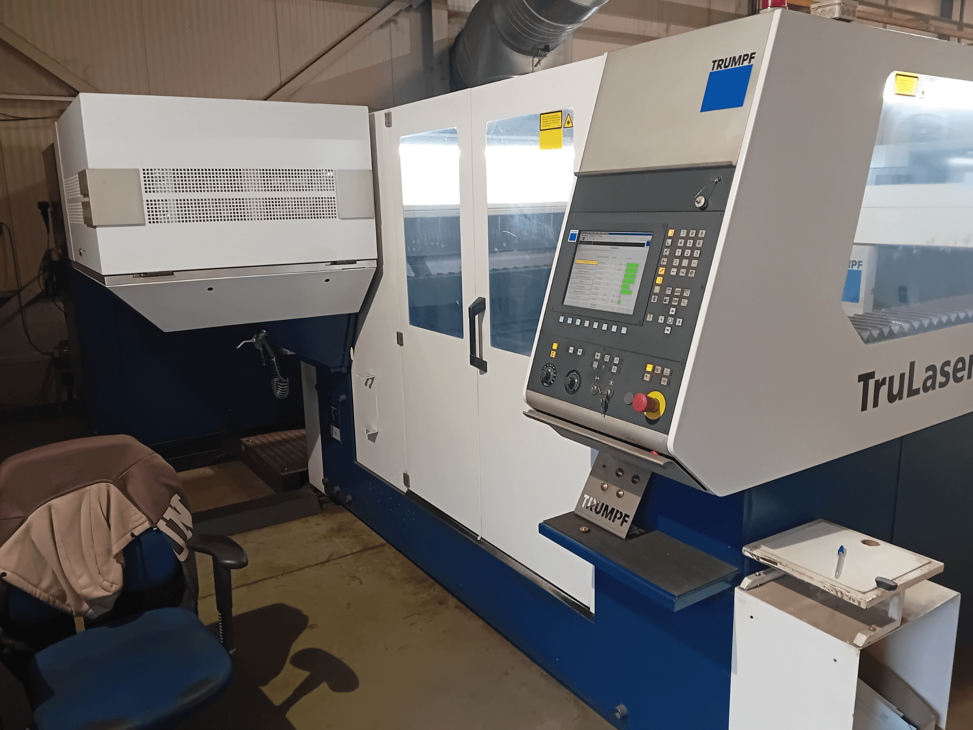 TRUMPF TruLaser 3030 CO2 lazer kesim makinesi, önden görünüm, kumanda paneli ve operatör istasyonu.