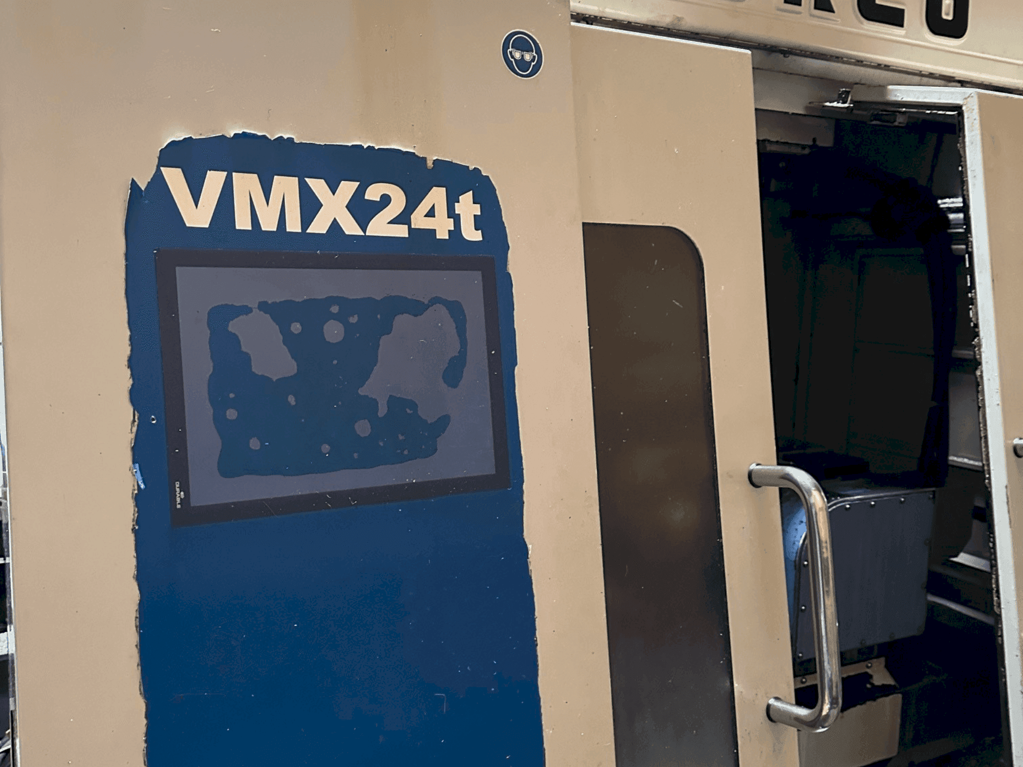 Makine Hurco VMX24t - Önden görünüm