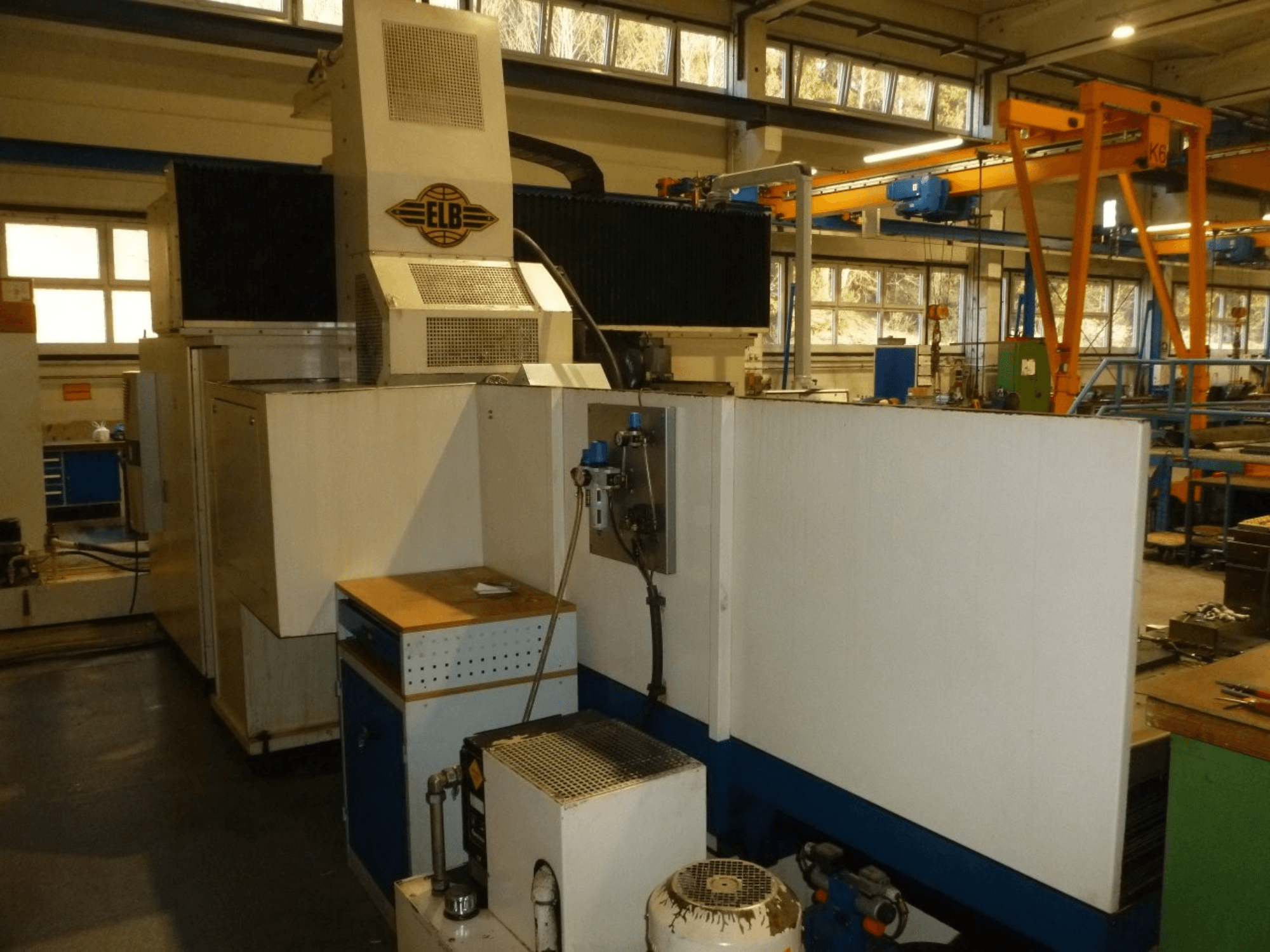 ELB SWP 225/125 SPS yüzey taşlama makinesi, kontrol panelini ve operasyonel tasarım özelliklerini gösteren önden görünüm.