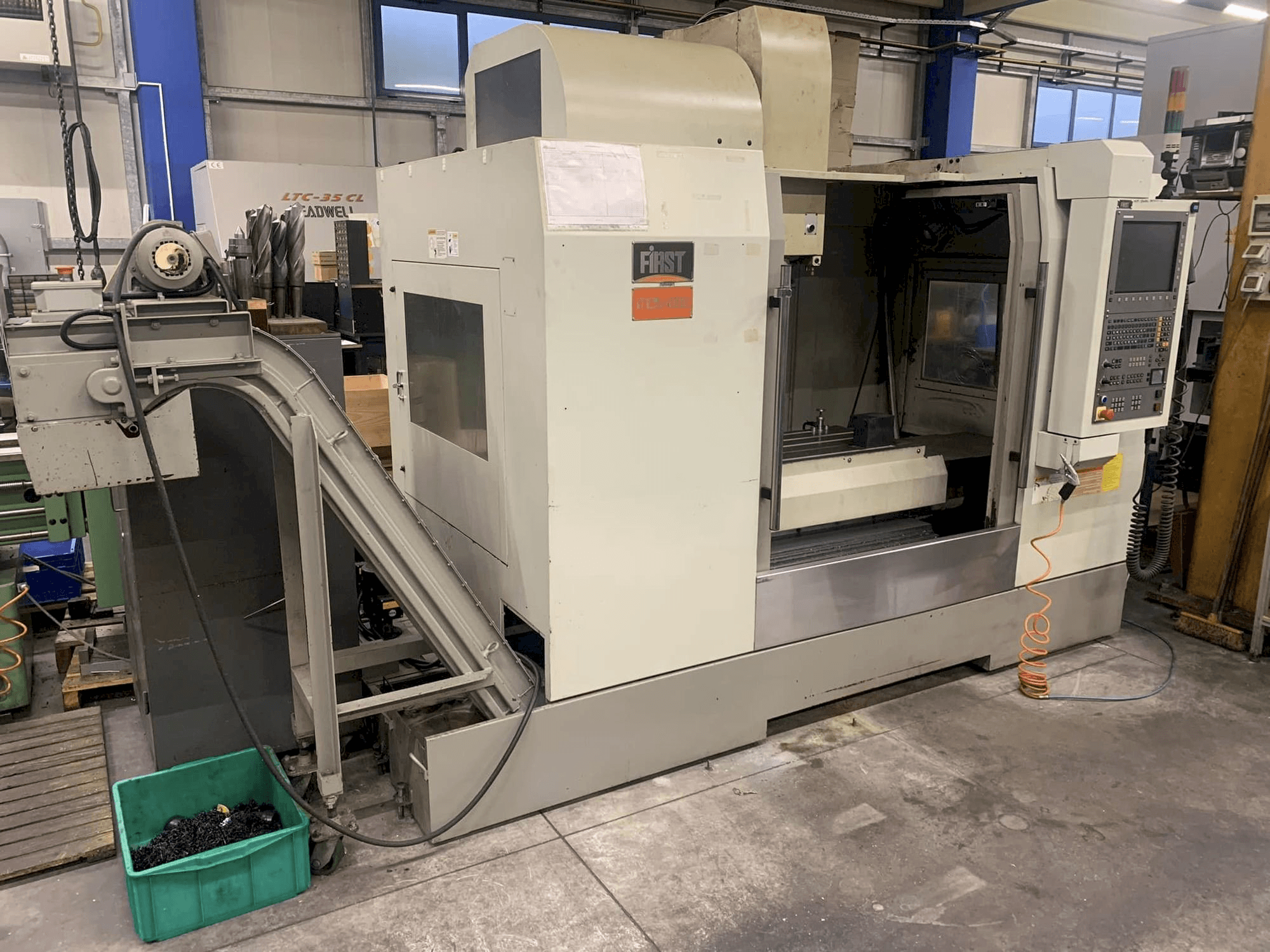 Makine FIRST MCV 1000 - Önden görünüm