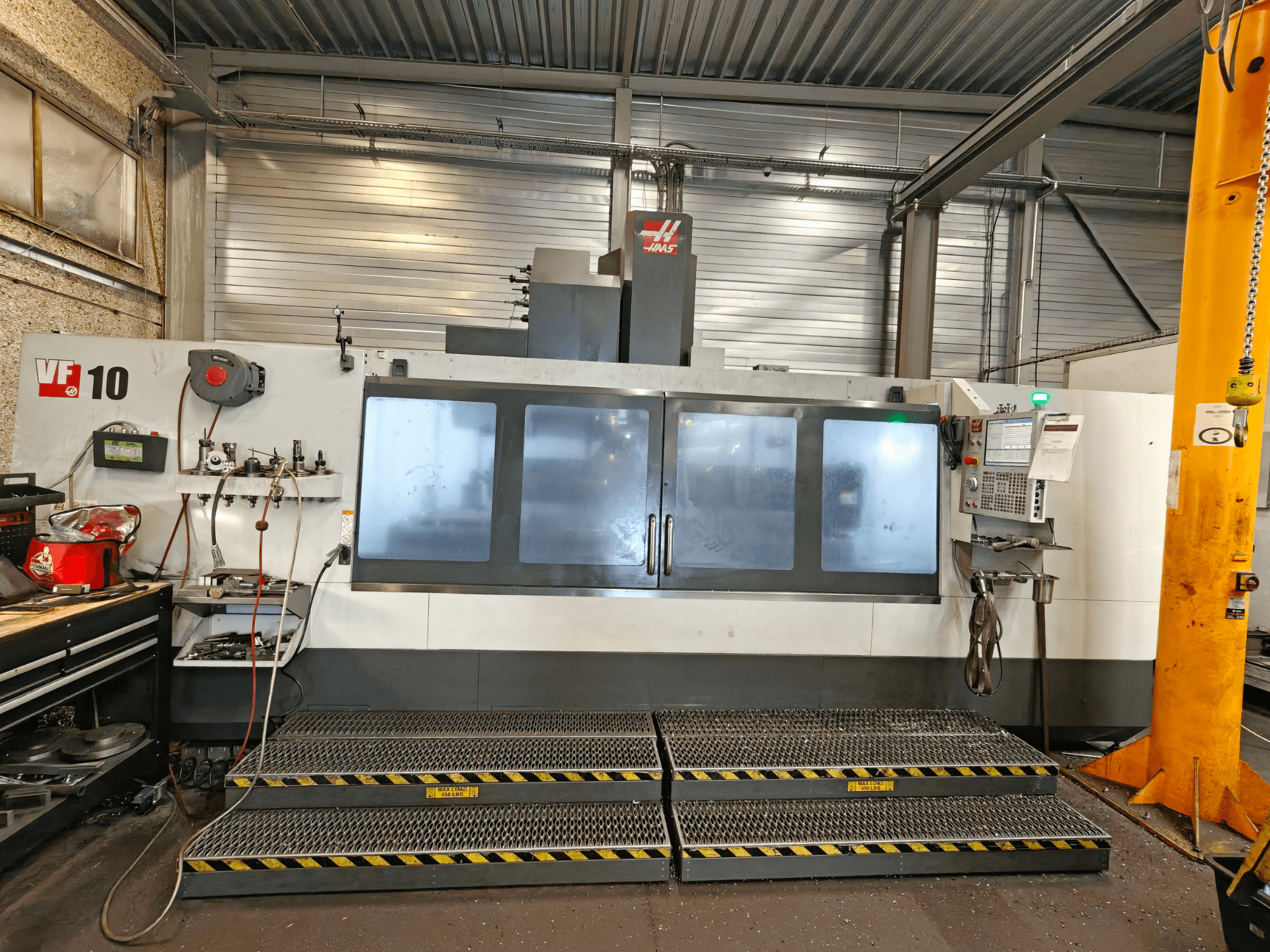 HAAS VF-10/50 dikey işleme merkezi, önden görünüm; operatör kumandaları ve geniş gözetleme pencereleri ile donatılmıştır.