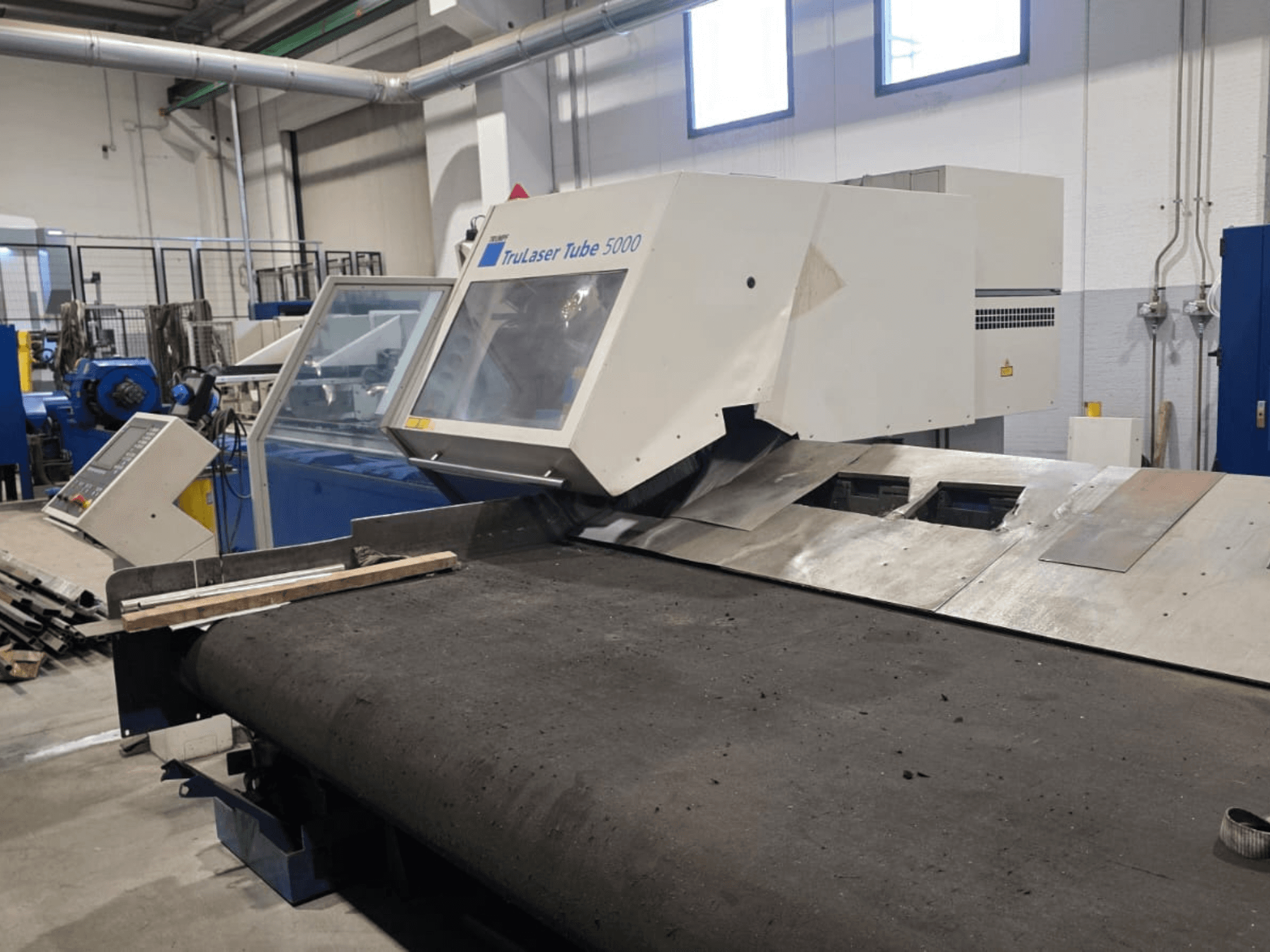 TRUMPF LASERTUBE 5000 boru kesme makinesi, önden görünüm; kesme alanı ve kontrol paneli görülmektedir.