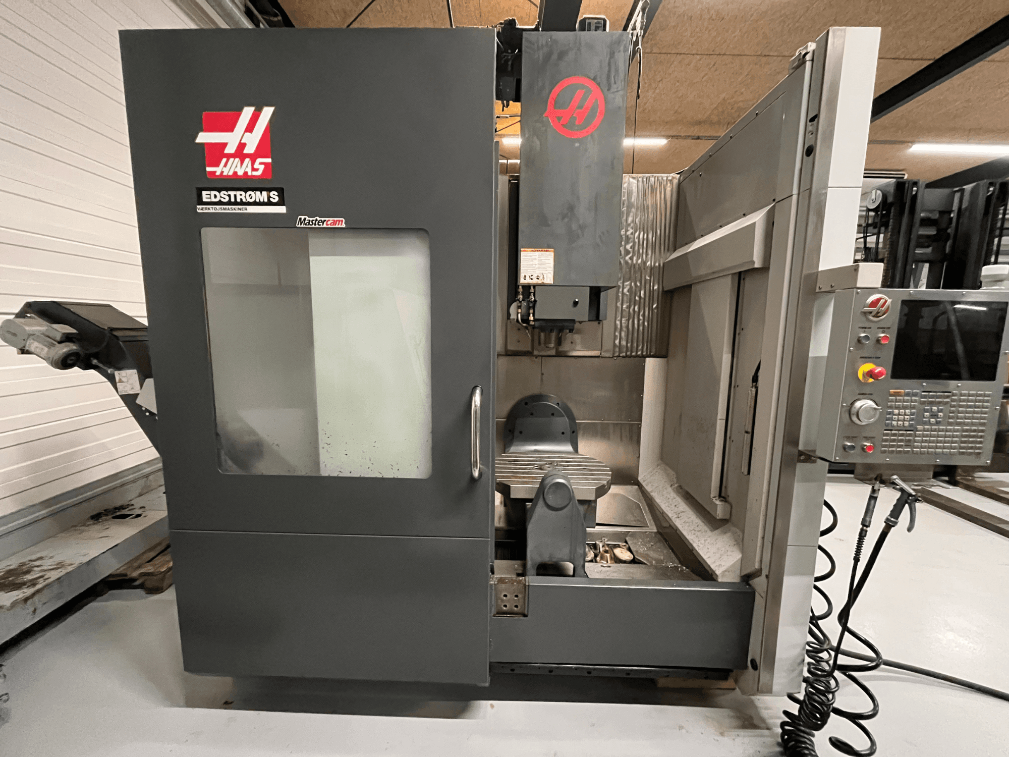 Haas EDSTROM S CNC makinesinin kontrol paneli, iş mili kafası ve işleme tablasını gösteren önden görünümü.