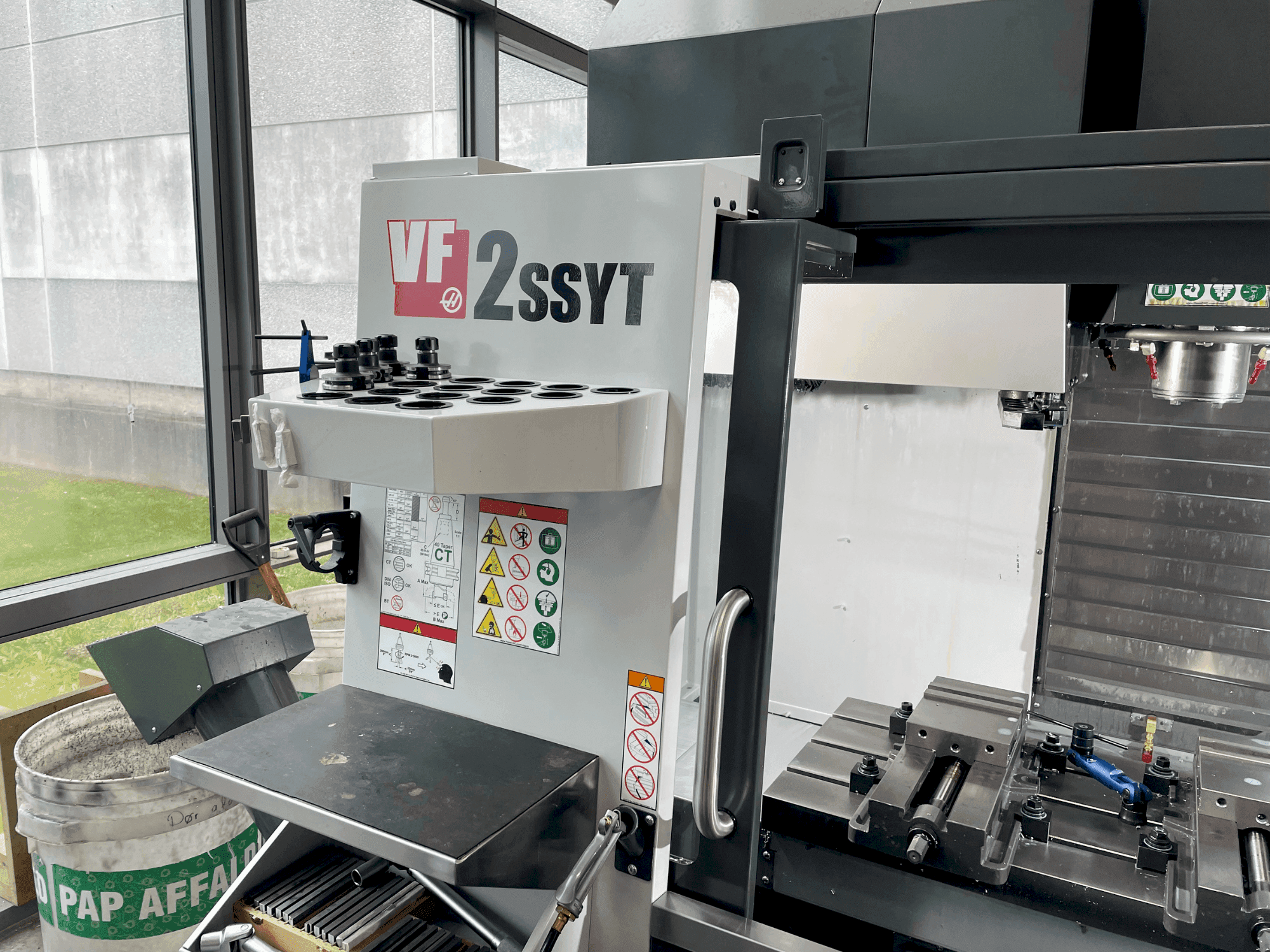 Makine HAAS VF-2SSYT - Önden görünüm