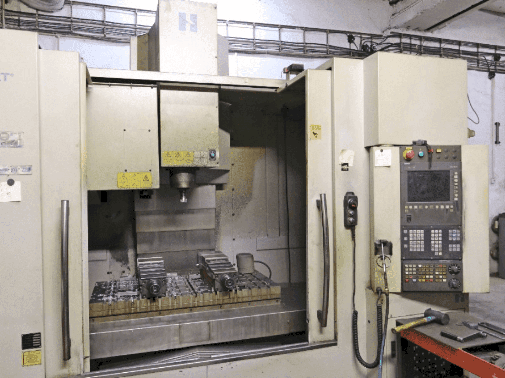Makine HARDINGE Bridgeport VMC 1000 - Önden görünüm