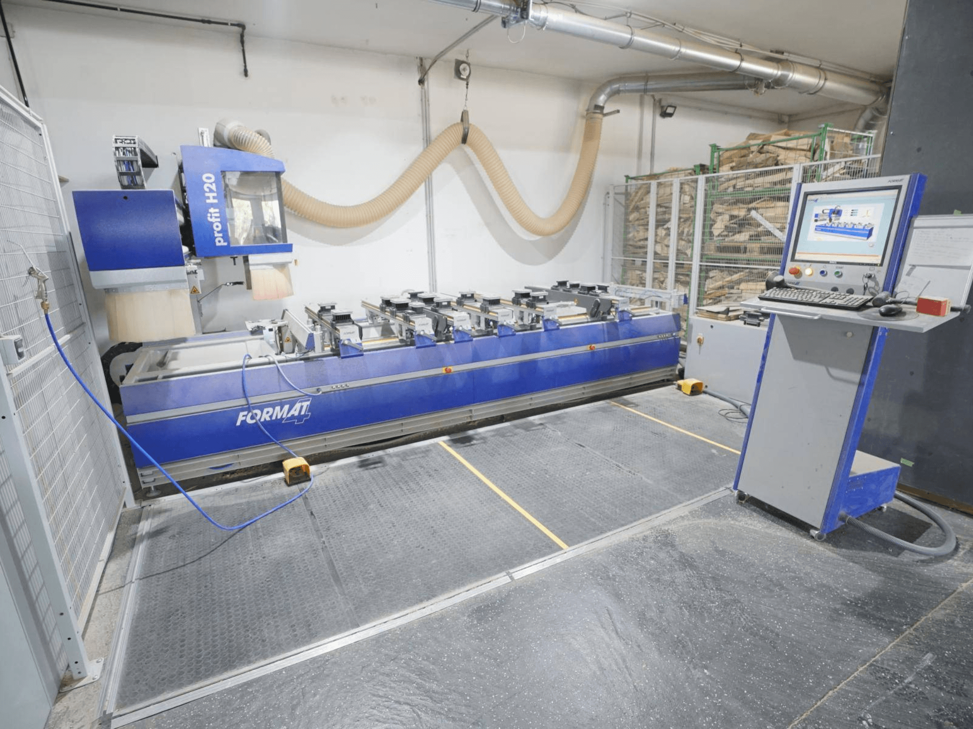 CNC ahşap işleme merkezi FORMAT4 PROFIT H20; endüstriyel ortamda çekilmiş, kontrol paneli ve kesme aletlerinin görüldüğü önden görünüm.
