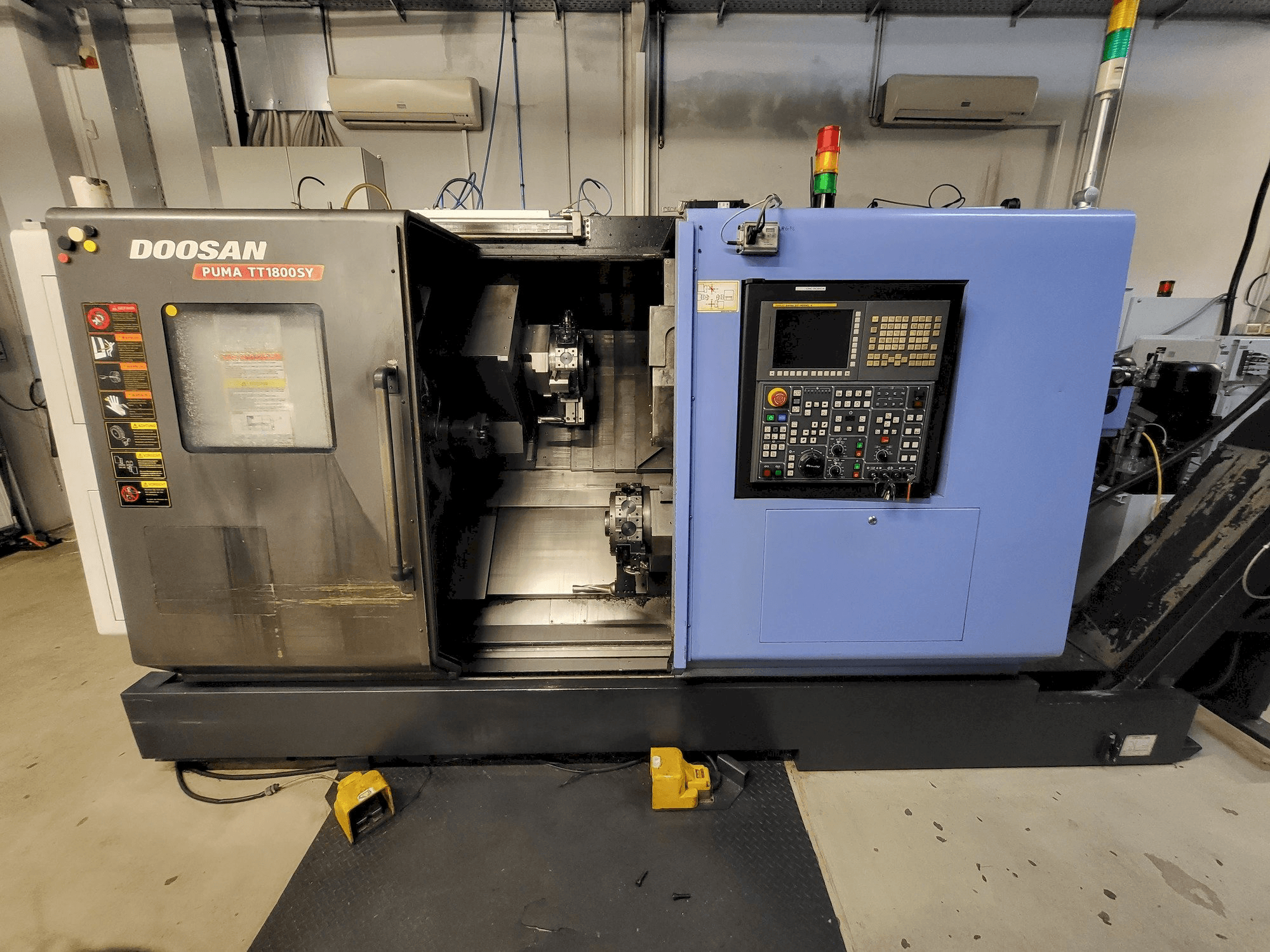 Makine DOOSAN PUMA TT1800SY - Önden görünüm