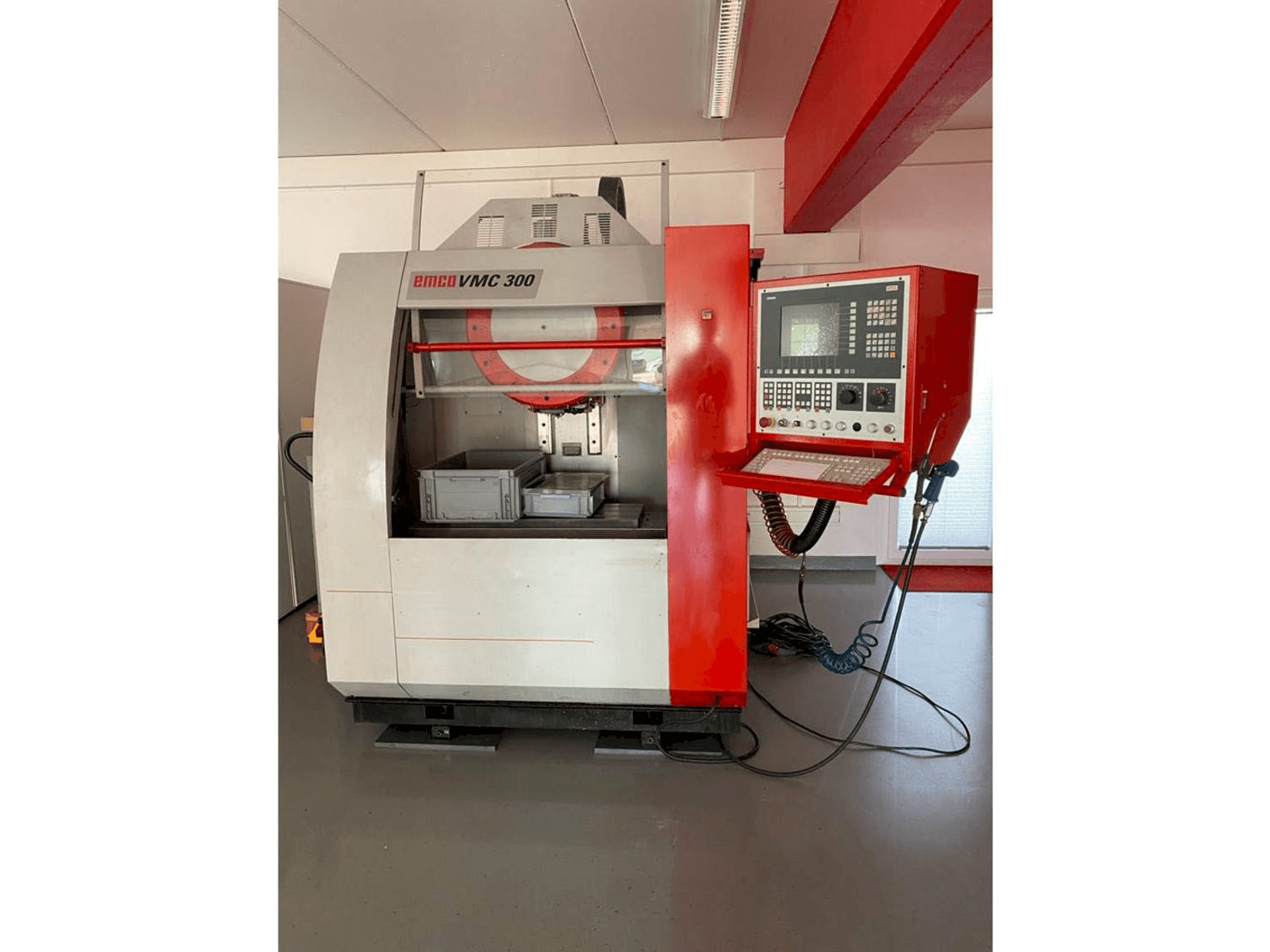 Makine EMCO VMC 300 - Önden görünüm