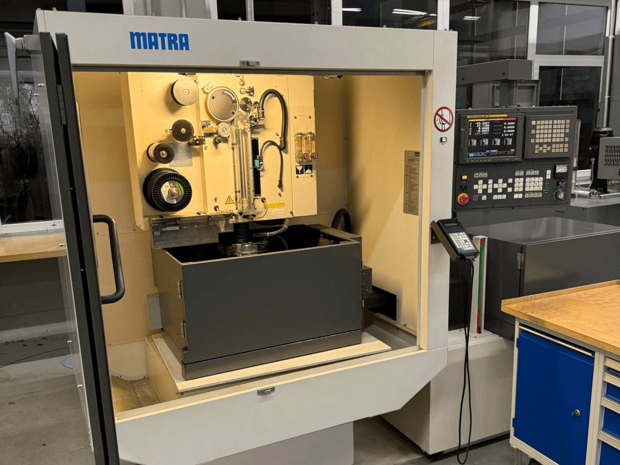 MATRA makinesi önden bakıldığında kontrol paneli, dönen parçalar ve büyük bir saklama bölmesi içerir.