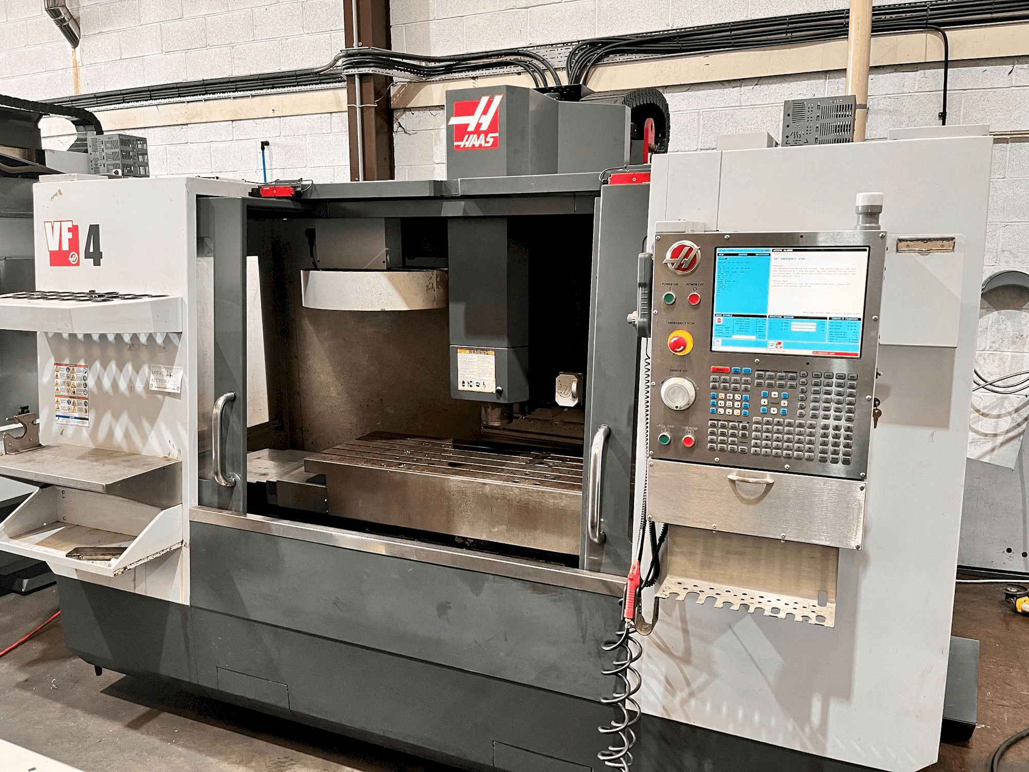 Makine HAAS VF-4 - Önden görünüm