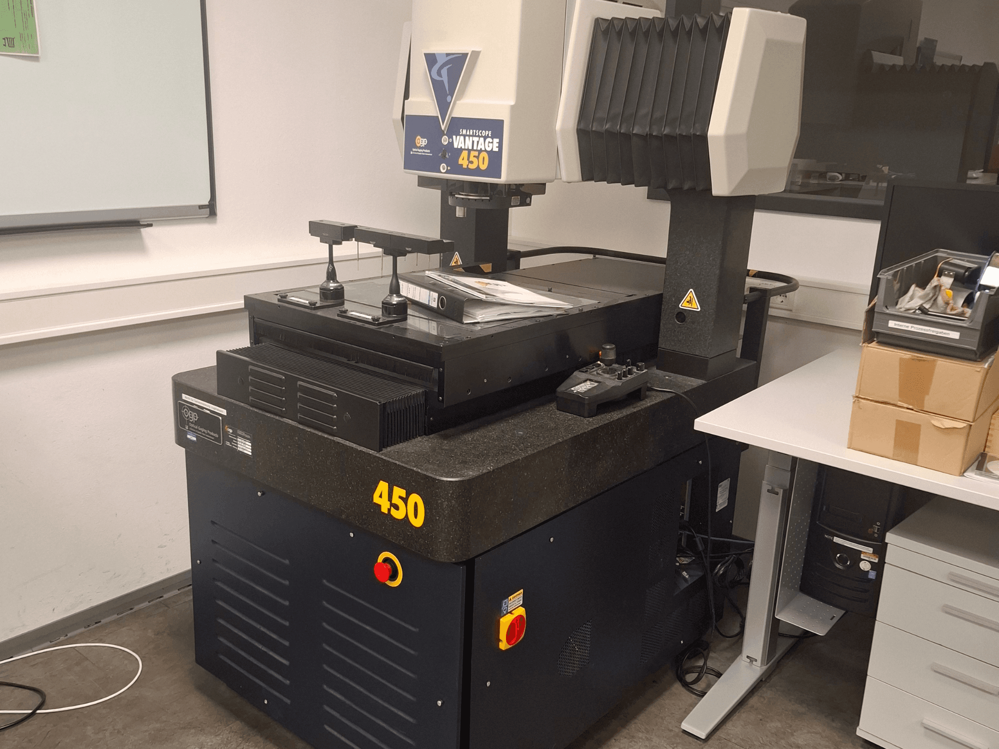 OGP SmartScope Vantage 450 optik ölçüm makinesi laboratuvar ortamında, siyah ve gri kaplamalı önden görünüm.