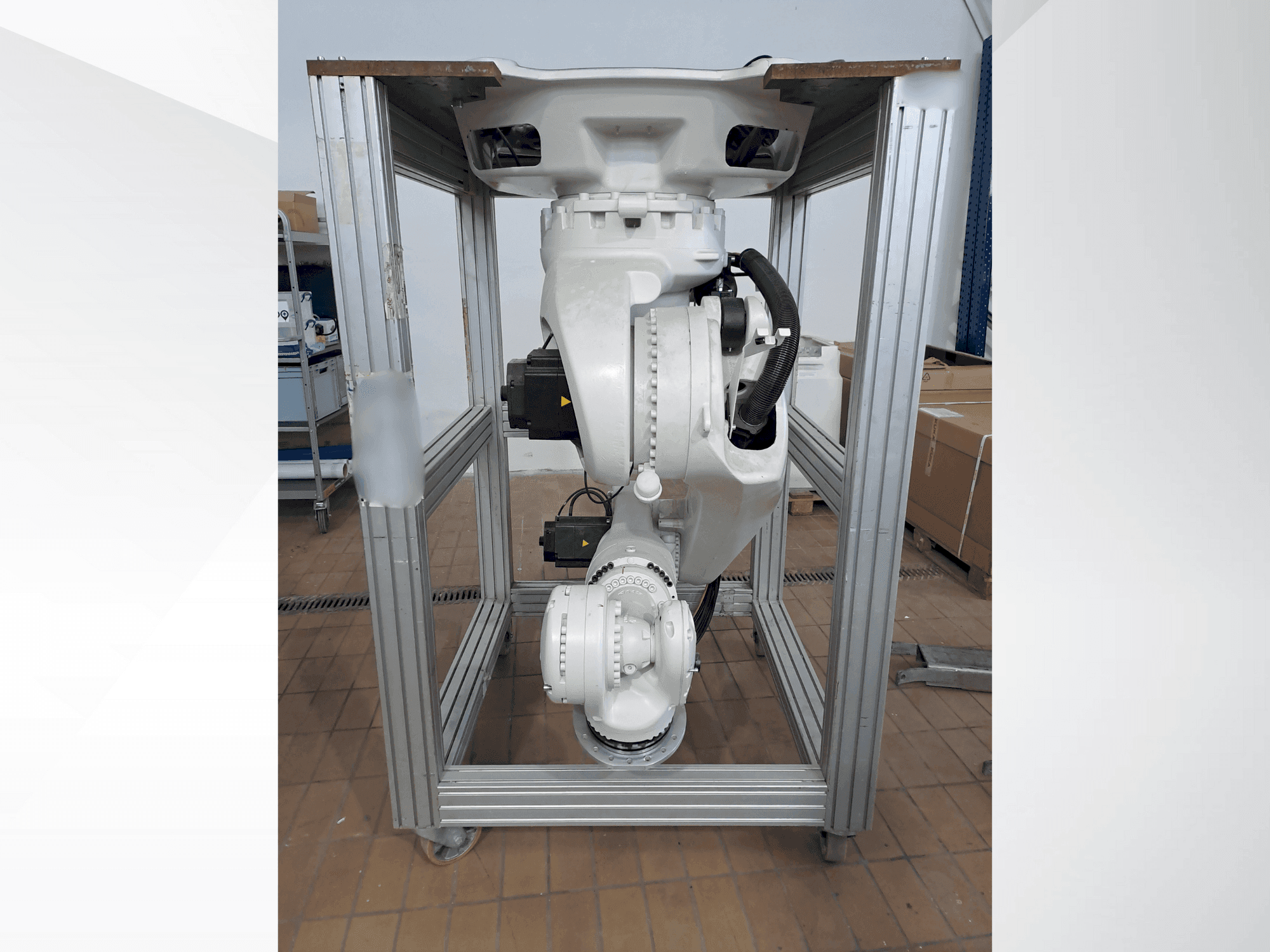 Makine KUKA KR270 R2700 C ultra MED (2015) - Önden görünüm