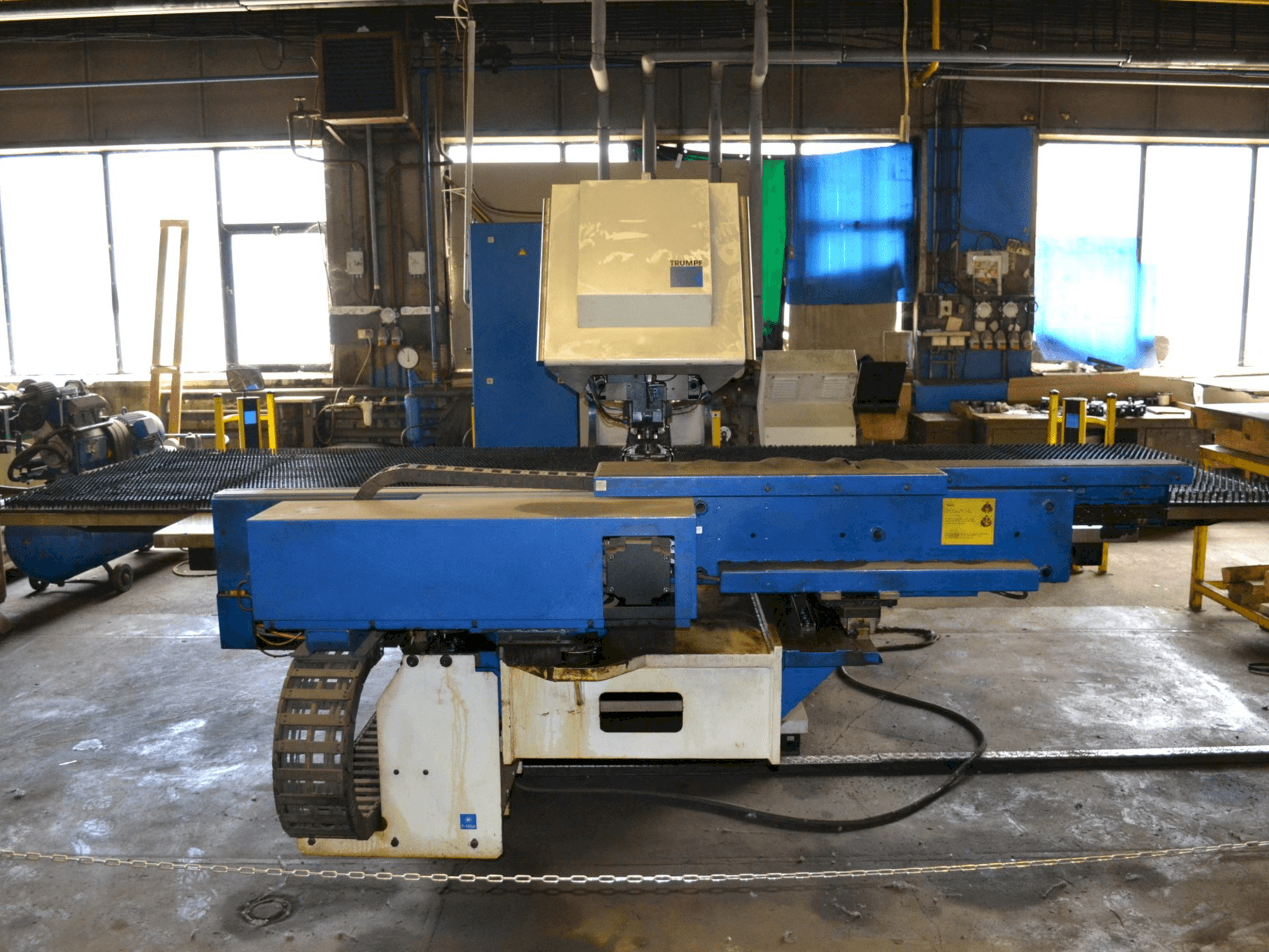 Makine Trumpf Trumatic 2000R - Önden görünüm