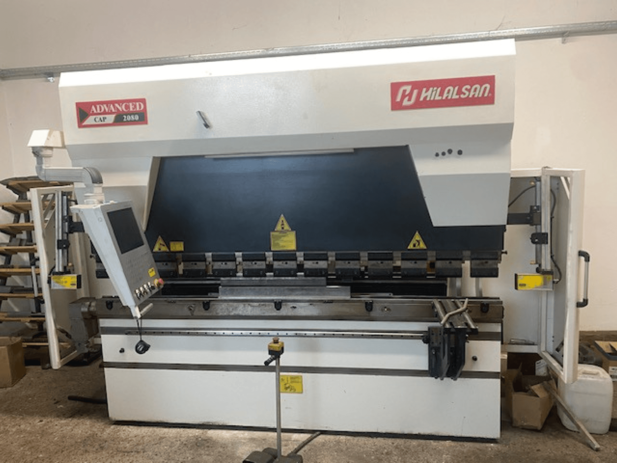 Gelişmiş Hilalsan CAP 2080 abkant pres, kontrol paneli ve güvenlik özellikleri ile önden görünüm, metal bükme için endüstriyel tasarım.