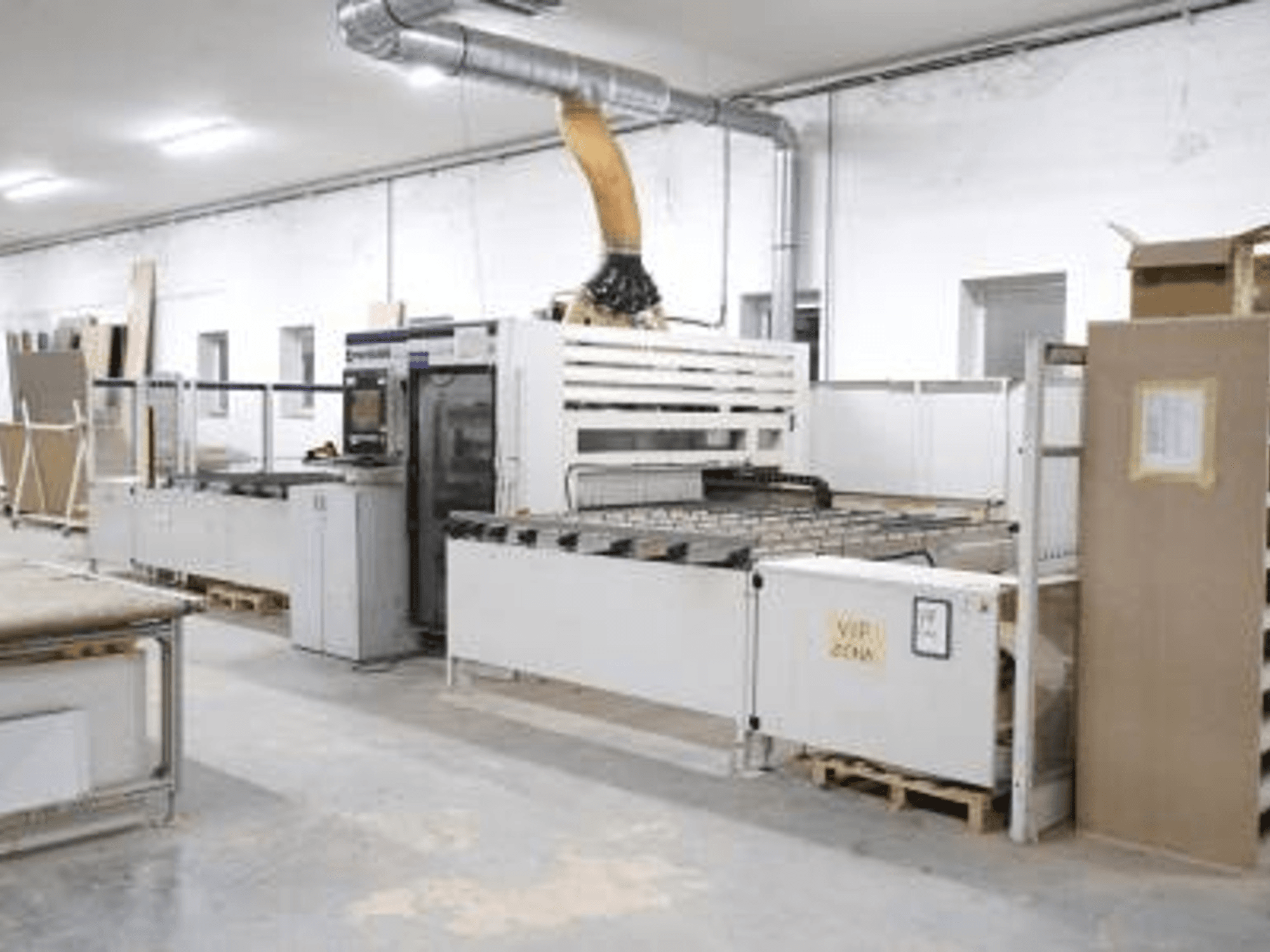 SCM Morbidelli UNIFLEX HP CNC ahşap işleme merkezi bir atölyede, önden görünüm, kontrol paneli ve besleme sistemi sergileniyor.