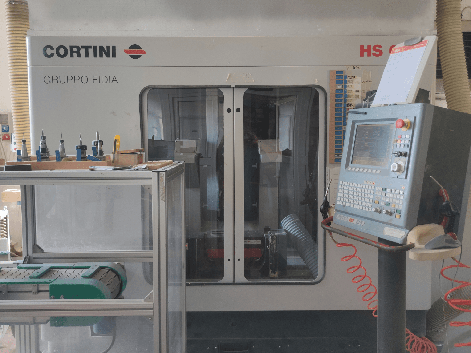 CORTINI HS 644 dikey işleme merkezi önden görünüm, kontrol paneli, sergilenen takımlar ve görünür makine bileşenleri.