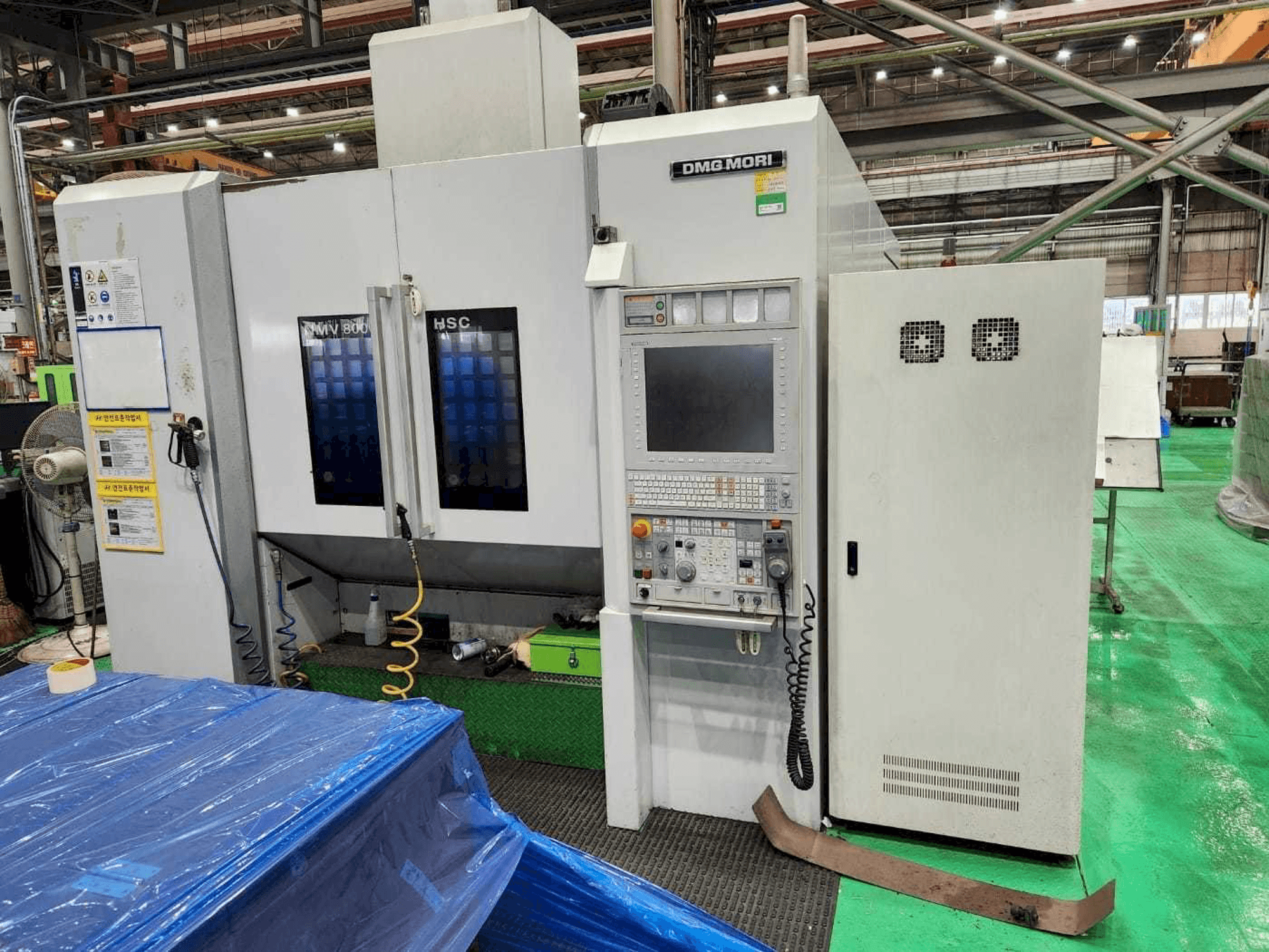 Makine DMG MORI NMV 8000 DCG / 40 - Önden görünüm