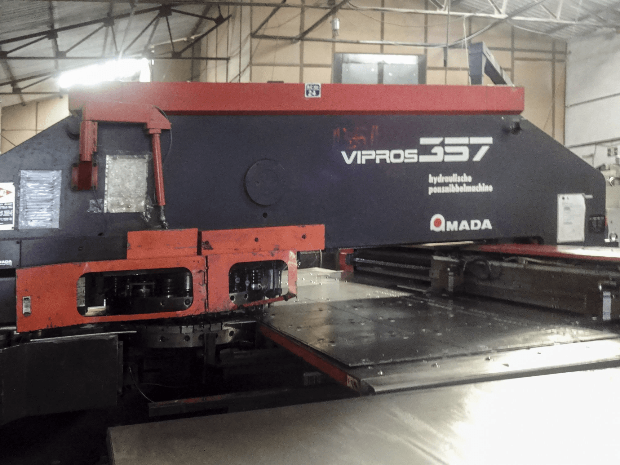 Makine AMADA - Önden görünüm Vipros 357