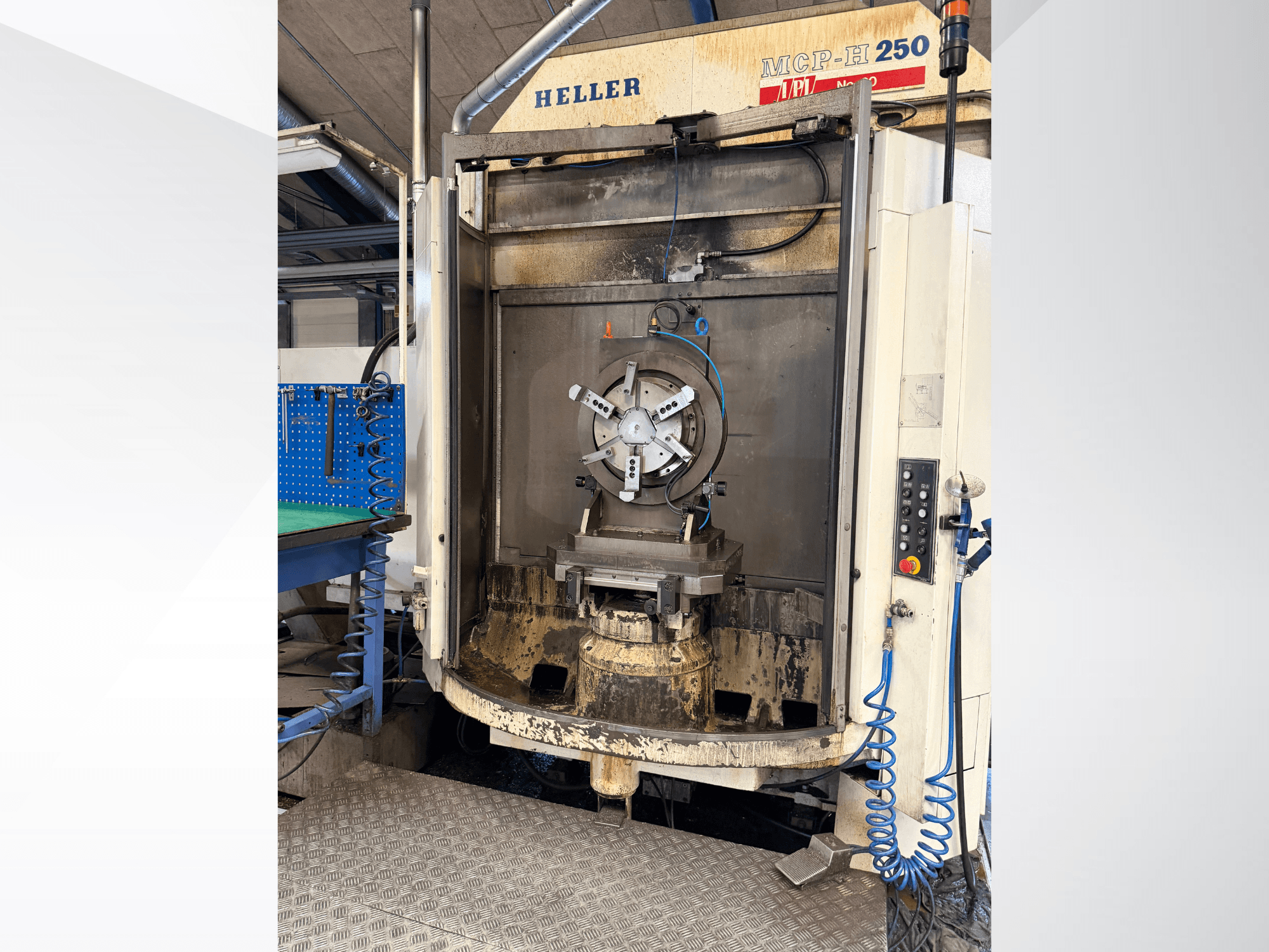 HELLER MCP 250 yatay işleme merkezinin önden görünümü, kontrol panelini, iş tutma fikstürlerini ve işleme alanını gösterir.