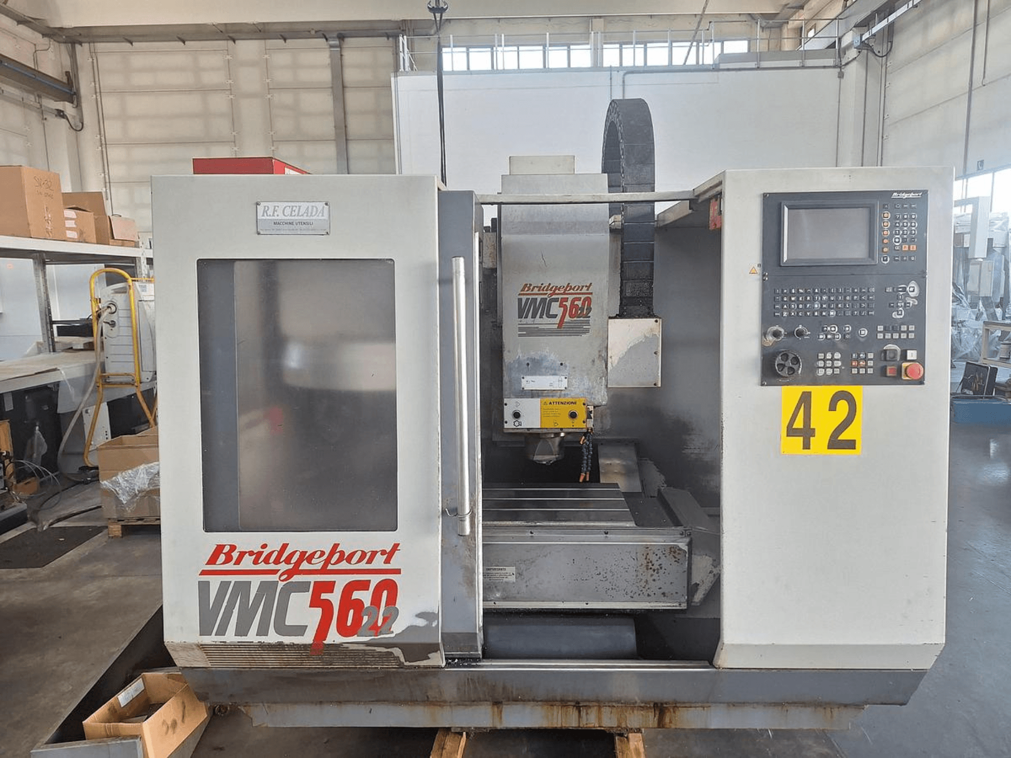 Bridgeport VMC 560/22 dikey işleme merkezi, önden görünüm; kontrol paneli, takım tutucu ve işleme alanı görülmektedir.