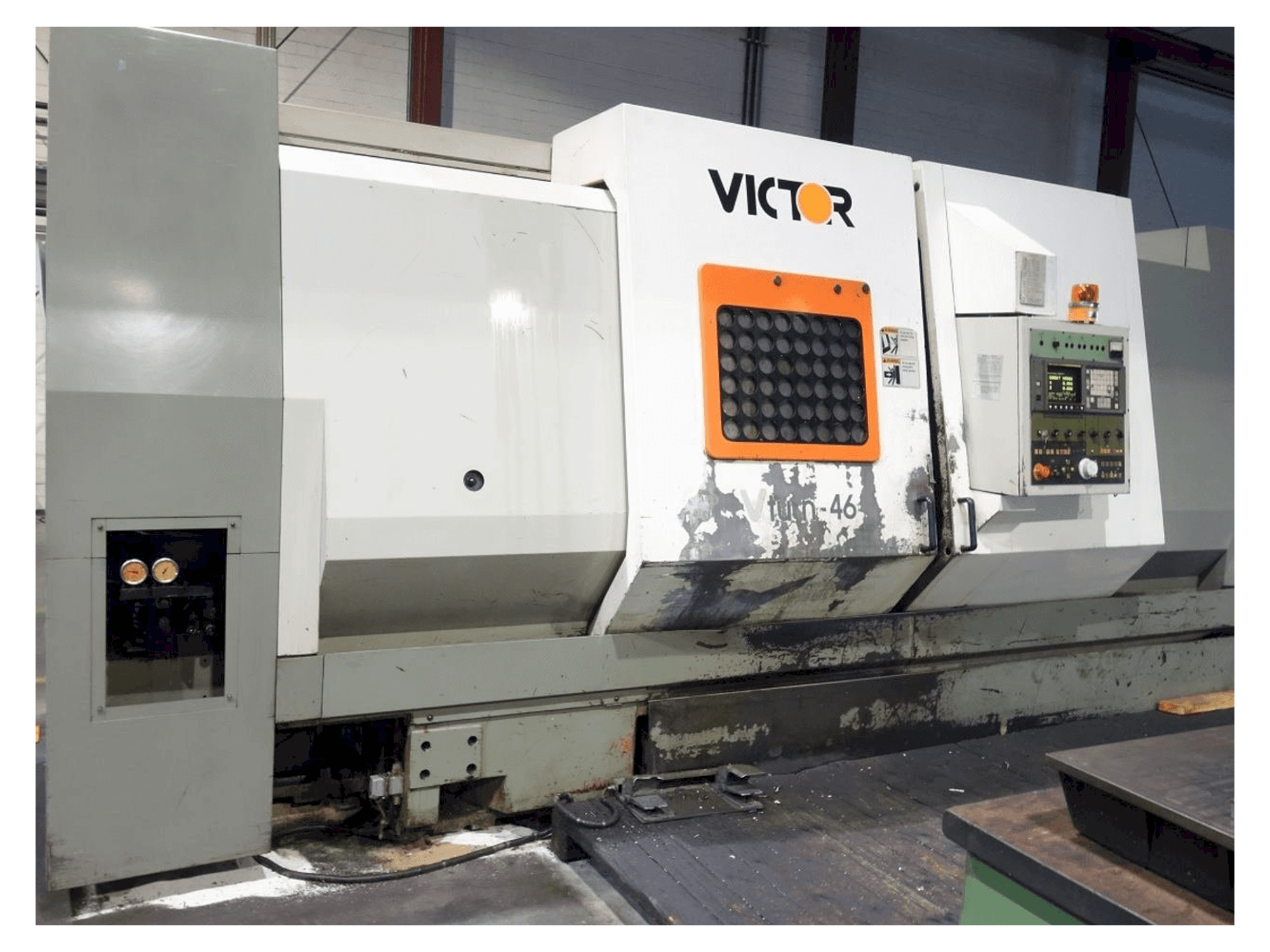 Makine Victor V Turn 46 (1997) - Önden görünüm