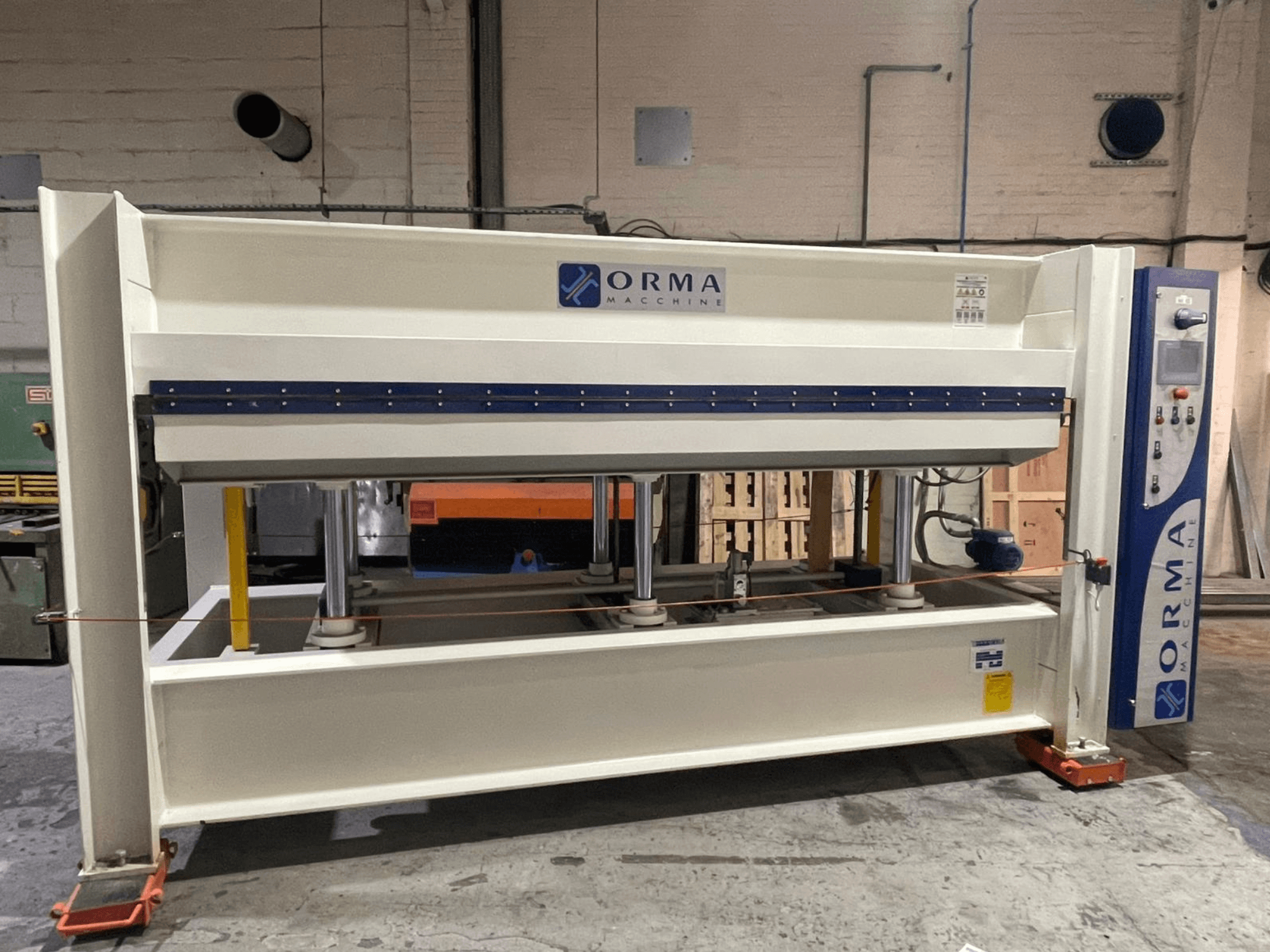 ORMA makine hidrolik presi, önden görünüm, gümüş kaplama, sağda kontrol paneli ve presleme için dik pistonlar.