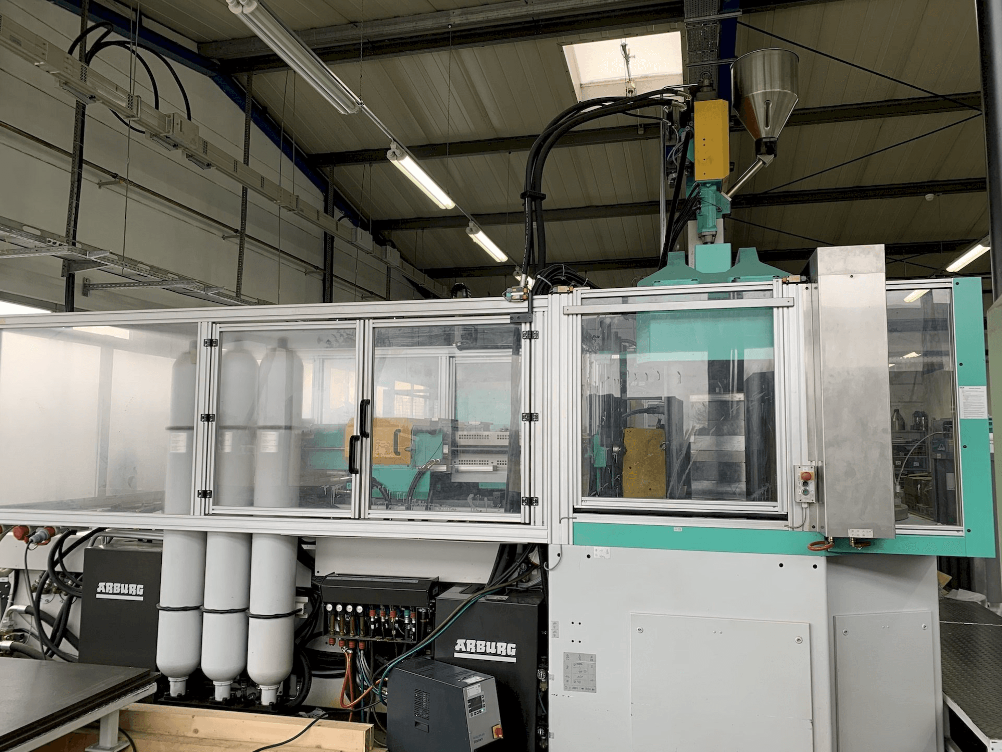 Makine Arburg Allrounder 1500 T 2500-400 - Önden görünüm