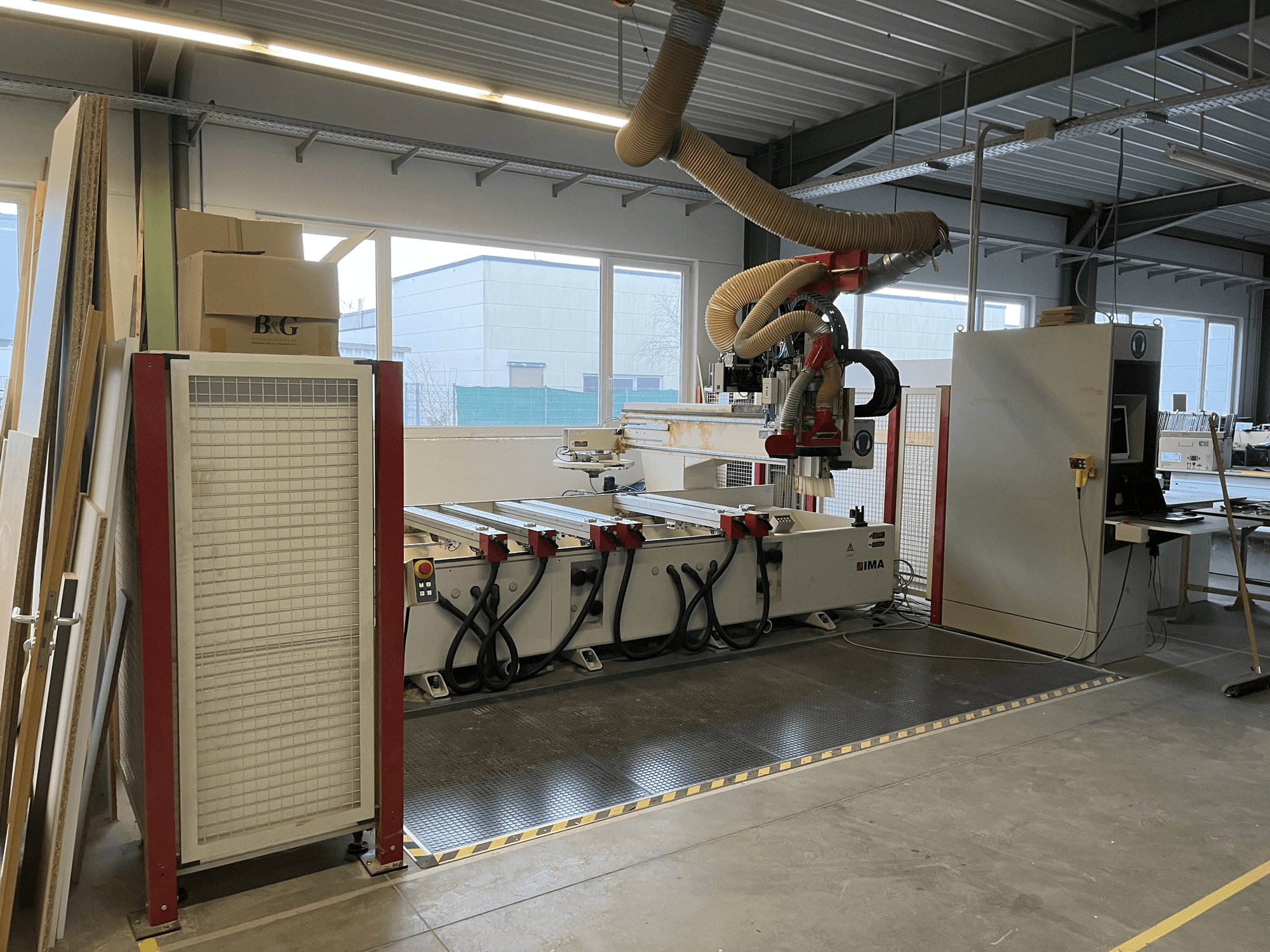 CNC Ahşap İşleme Merkezi IMA BIMA 410 atölyede, kontrol paneli ve toz emme sistemi görünür şekilde yandan görünüm.