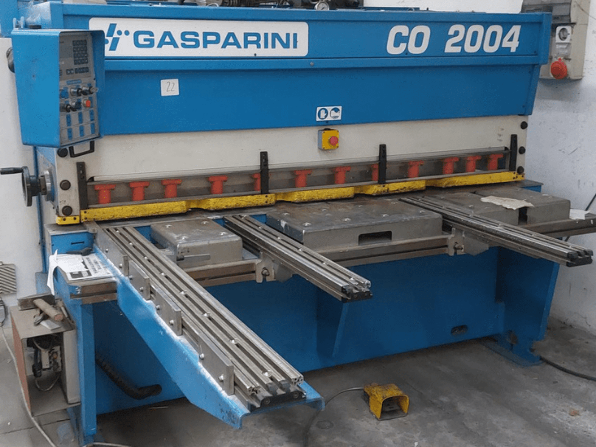 GASPARINI CO/2004 hidrolik kesme makinesi, önden görünüm; kontrol paneli ve kayar raylı metal kesme masaları görülmektedir.