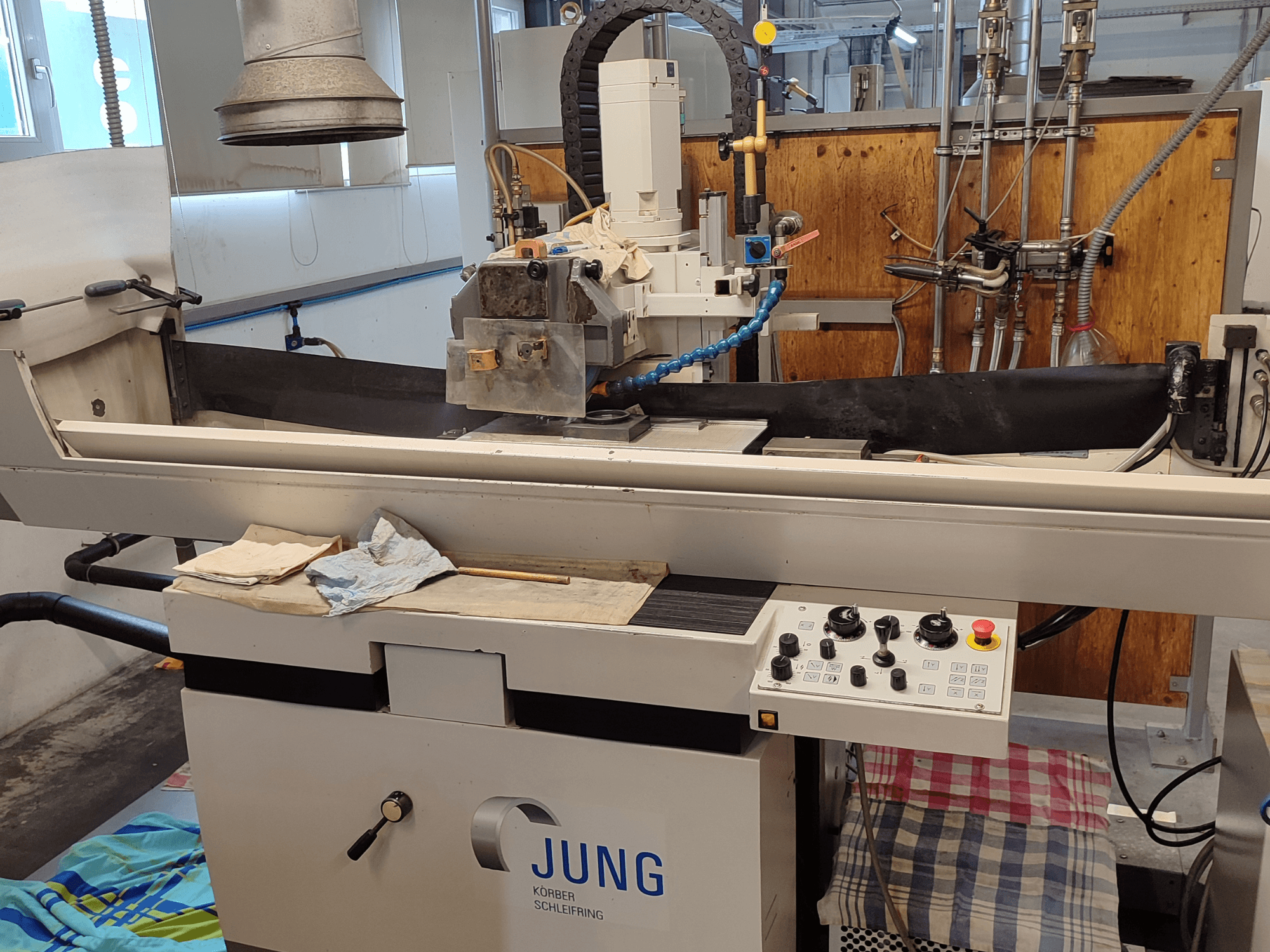 BLOHM JUNG JE 525 P yüzey taşlama makinesi, önden görünüm, kumandalar ve taşlama taşı kurulumu.