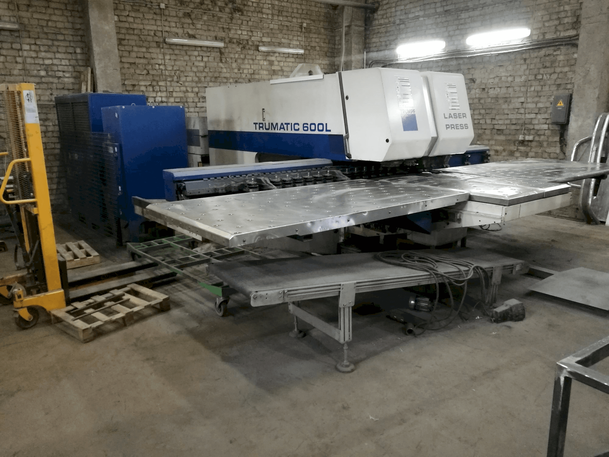 Makine Trumpf Trumatic 600L - Önden görünüm
