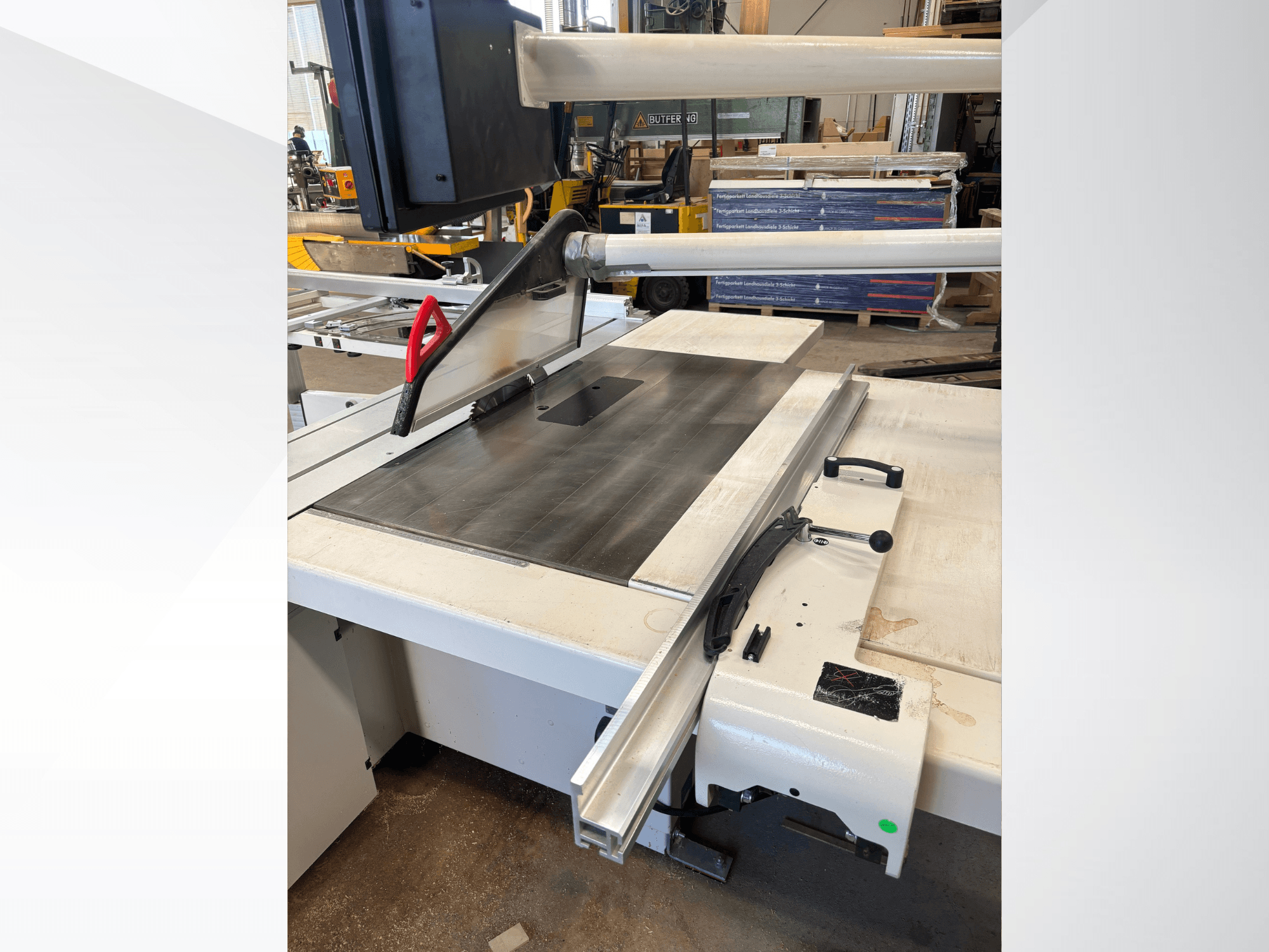 Metal masa ve kılavuzlu SCM SI 5 panel testere, yandan görünüm; testere bıçağı ve güvenlik koruyucusu görülmektedir.