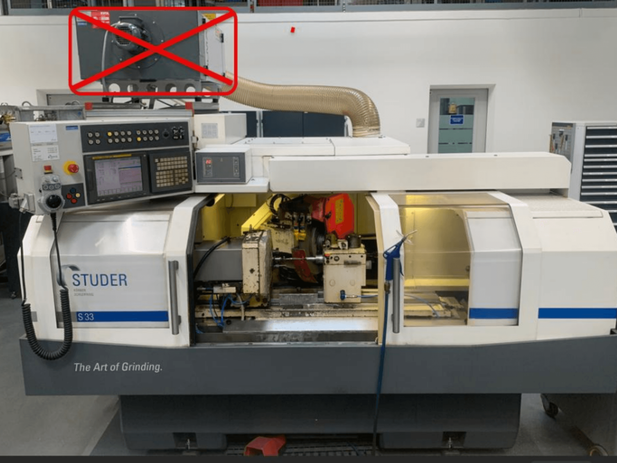 Studer S33 silindirik taşlama makinesi, kontrol panelini ve görünür elektrik bağlantıları ile taşlama bileşenlerini gösteren önden görünüm.