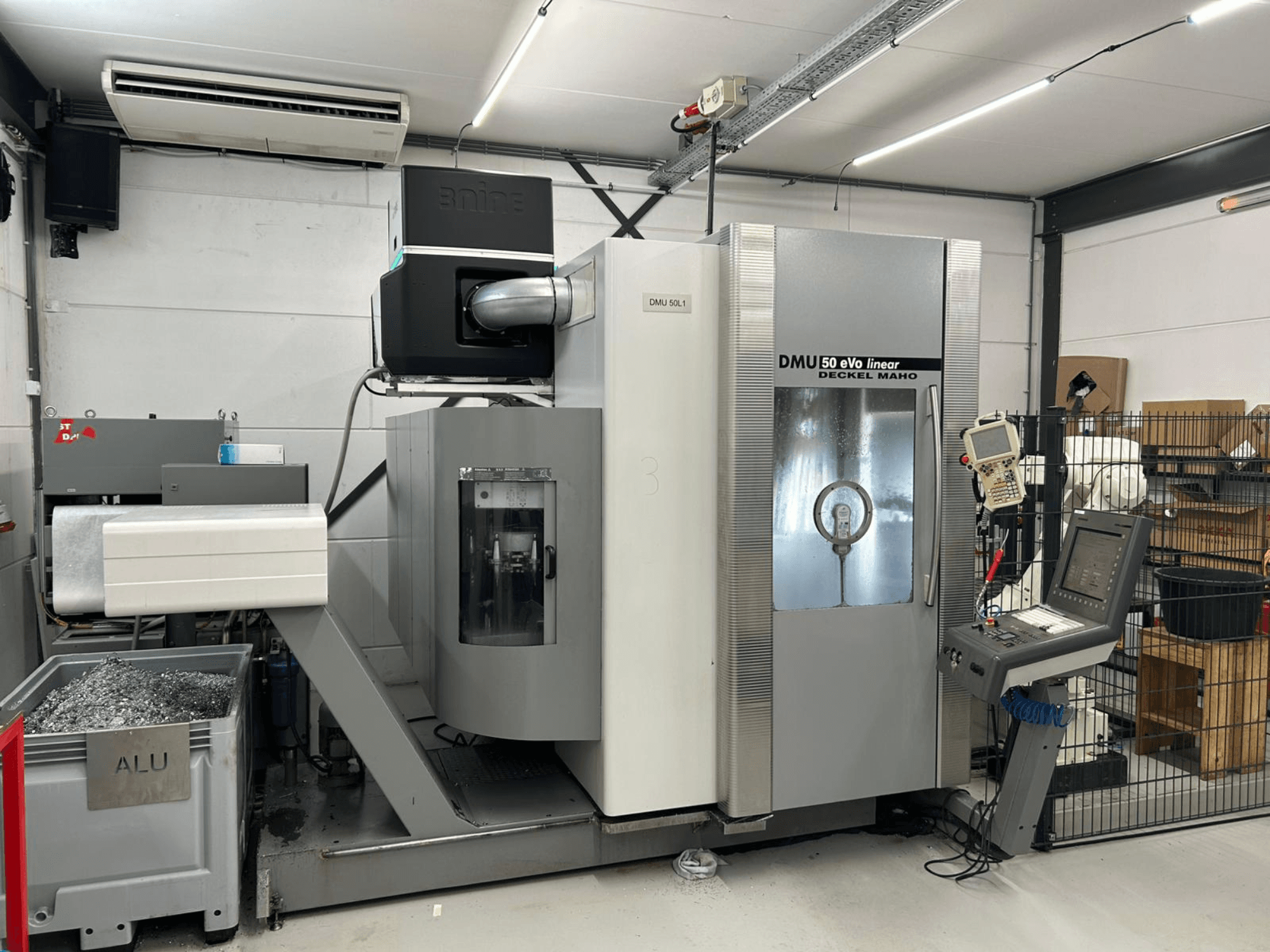 Deckel Maho'nun DMU 50 eVo lineer freze makinesi, önden görünüm, kontrol paneli ve talaş haznesi.