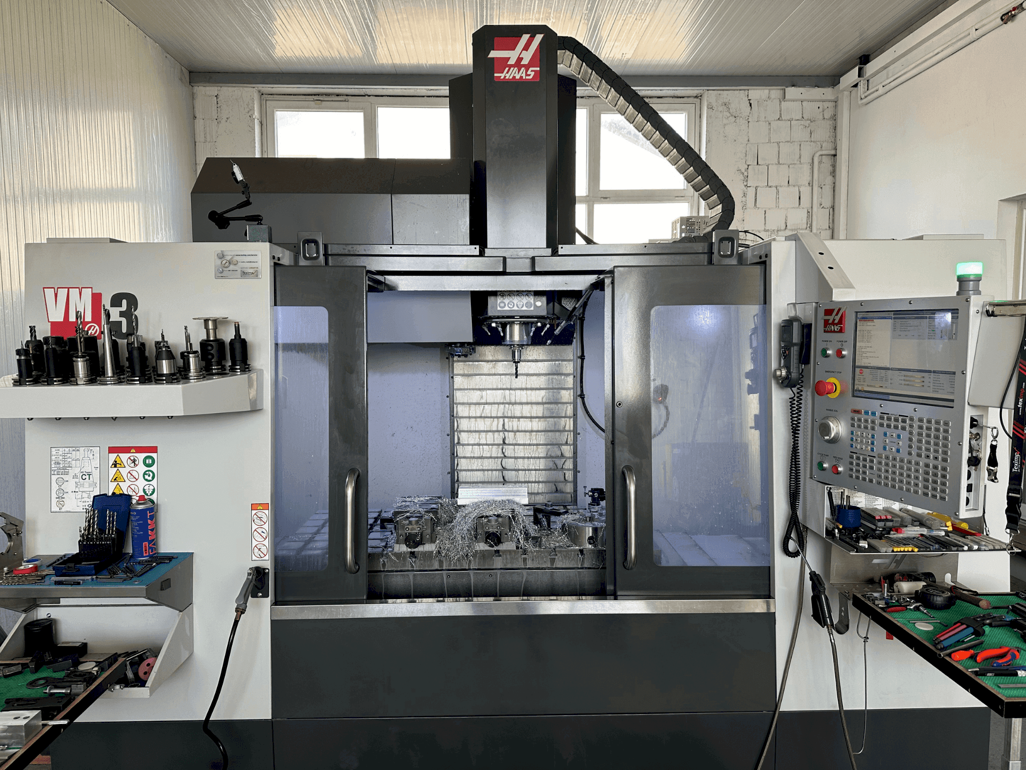 Makine HAAS VM-3 - Önden görünüm