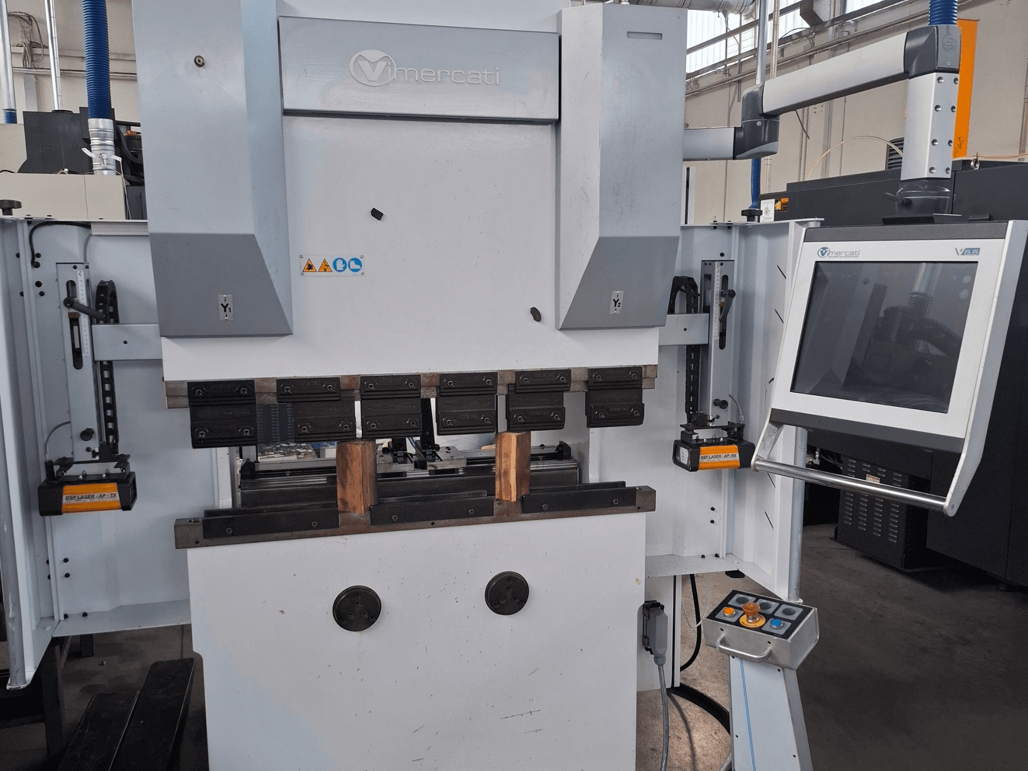 Vimercati PHSY 30X1250 kant press, kontrol paneli, bükme aletleri ve güvenlik özelliklerini gösteren önden görünüm.