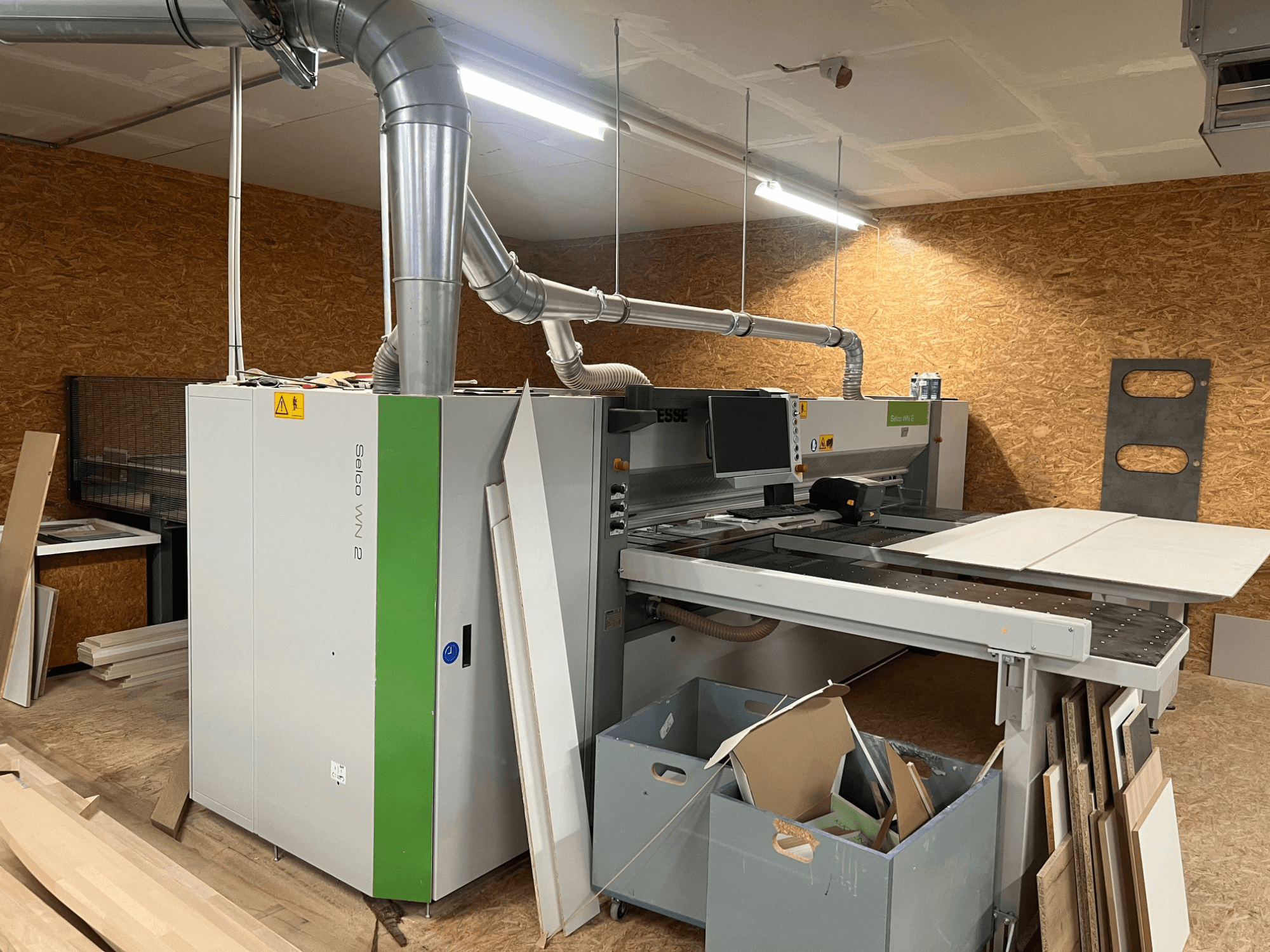 BIESSE Selco WN 2 panel testere bir atölyede, büyük kesme tablası ve toz emme sistemi, yandan görünüm.