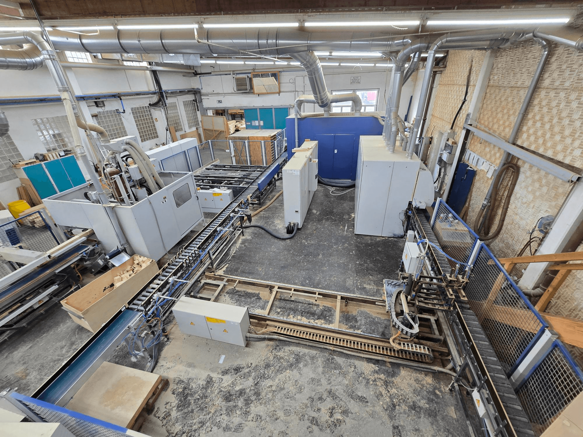 WEINIG DIMTER Unirex 2000 SPB fabrika ortamında komple ahşap üretim hattı, makine ve konveyör sistemini gösteren üstten görünüm.