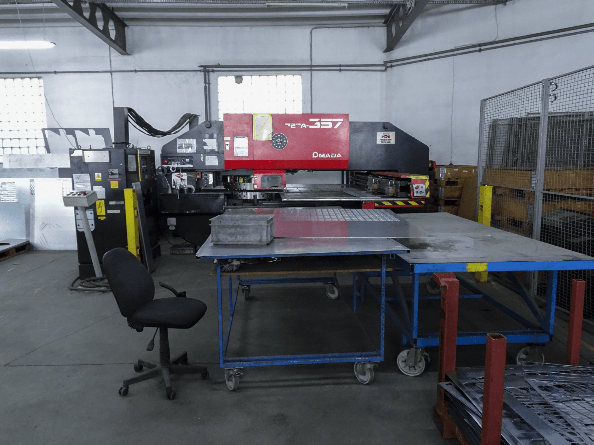 Makine AMADA - Önden görünüm PEGA 357