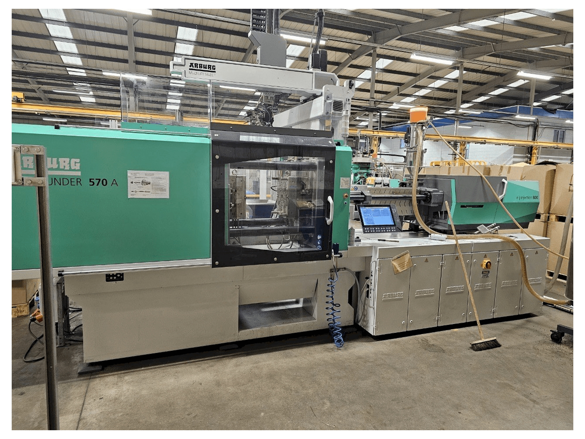 Makine Arburg Allrounder 570 A 2000-800 - Önden görünüm