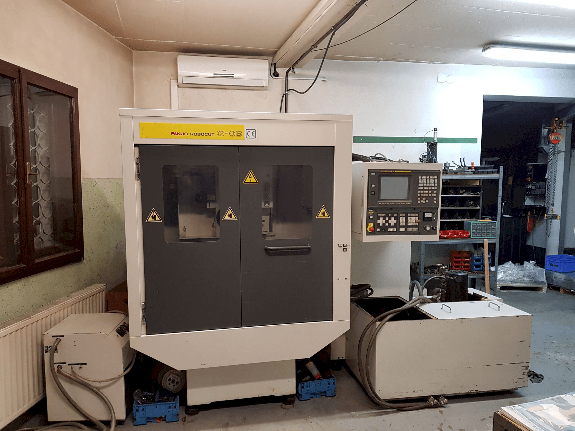 Makine FANUC Robocut ALPHA- 0B - Önden görünüm