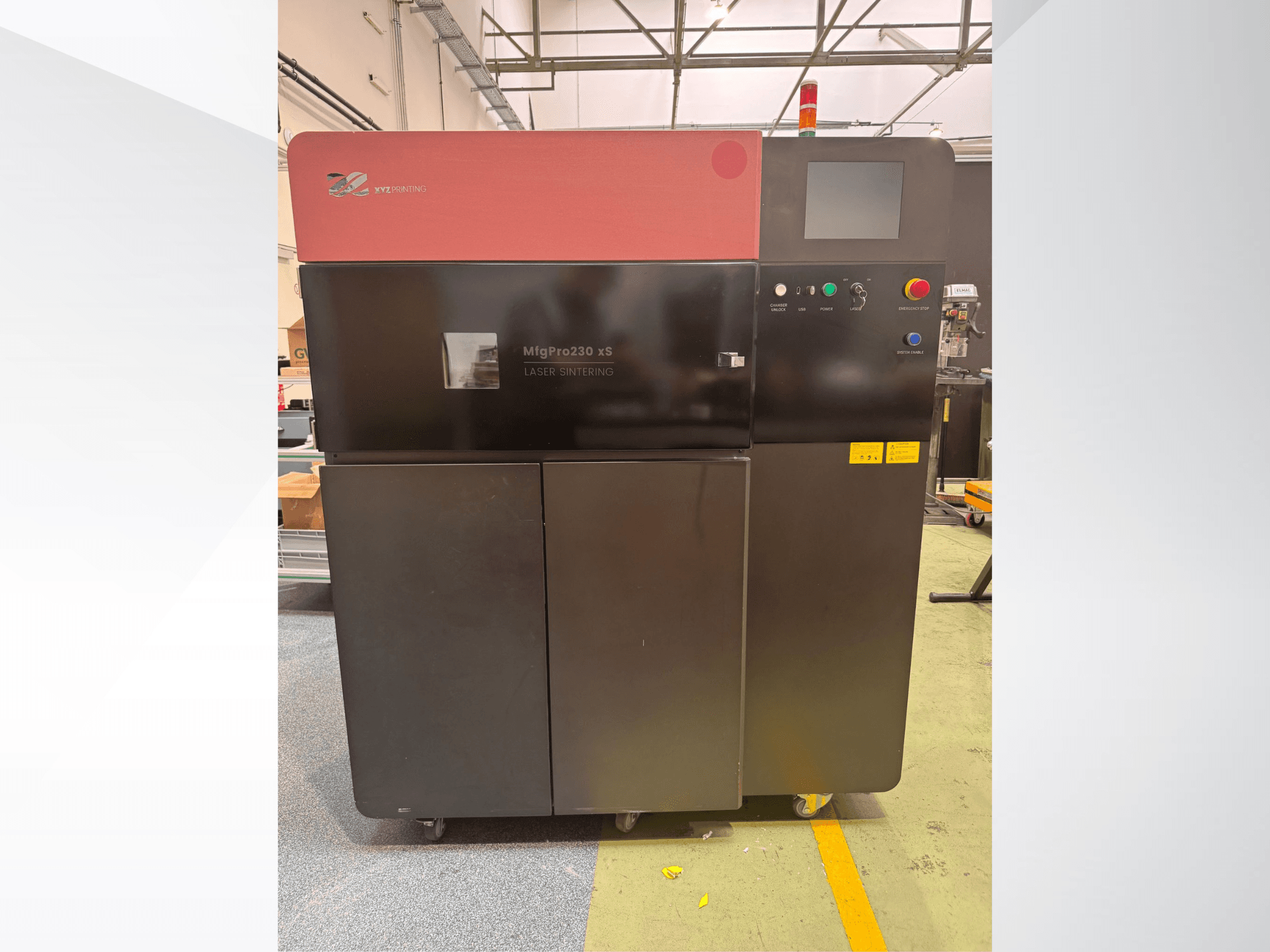 XYZprinting MfgPro230 xS plastik 3D yazıcı, kontrol paneli ve uyarı ışıkları ile önden görünümde.