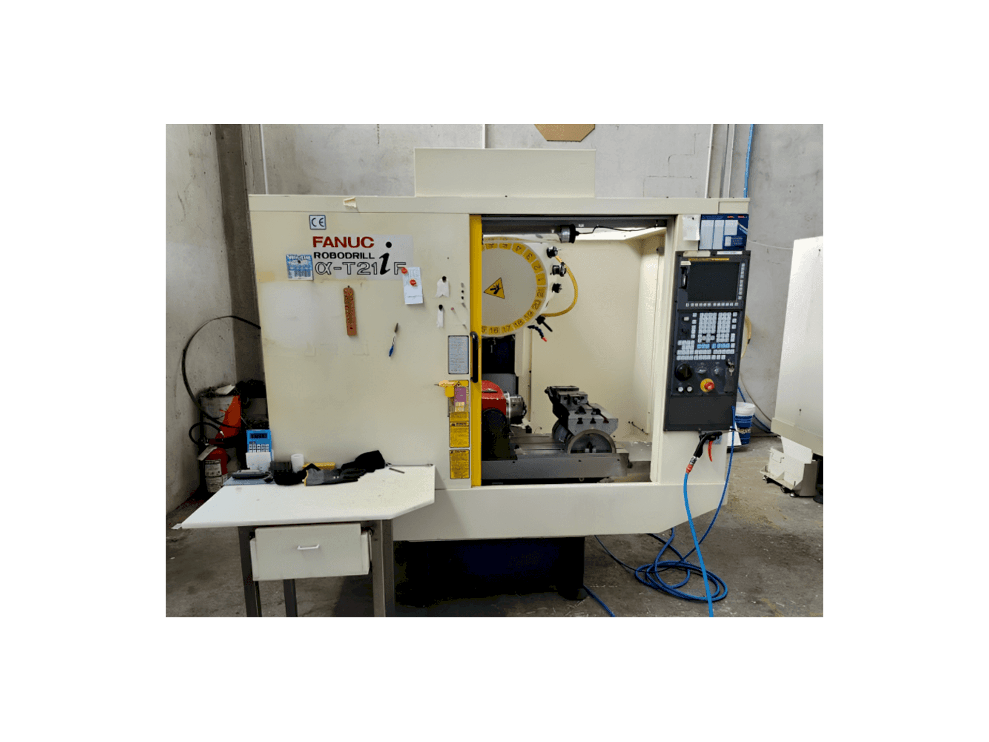 Makine FANUC Robodrill Alpha T21iF - Önden görünüm