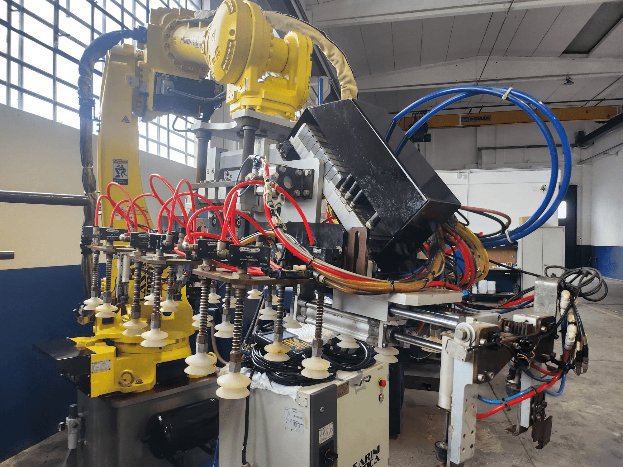 Hyundai Hi 5a-S robot kolunun önden görünümü, çok sayıda hortum, kontrol bileşeni ve karmaşık bir kablo düzenine sahiptir.