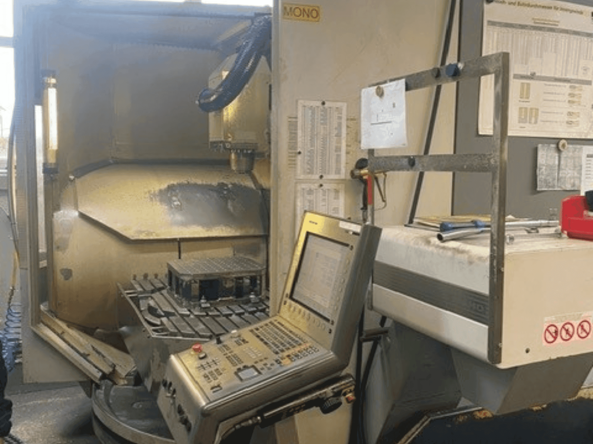 Makine DECKEL MAHO DMU 80 monoBLOCK simultan - Önden görünüm