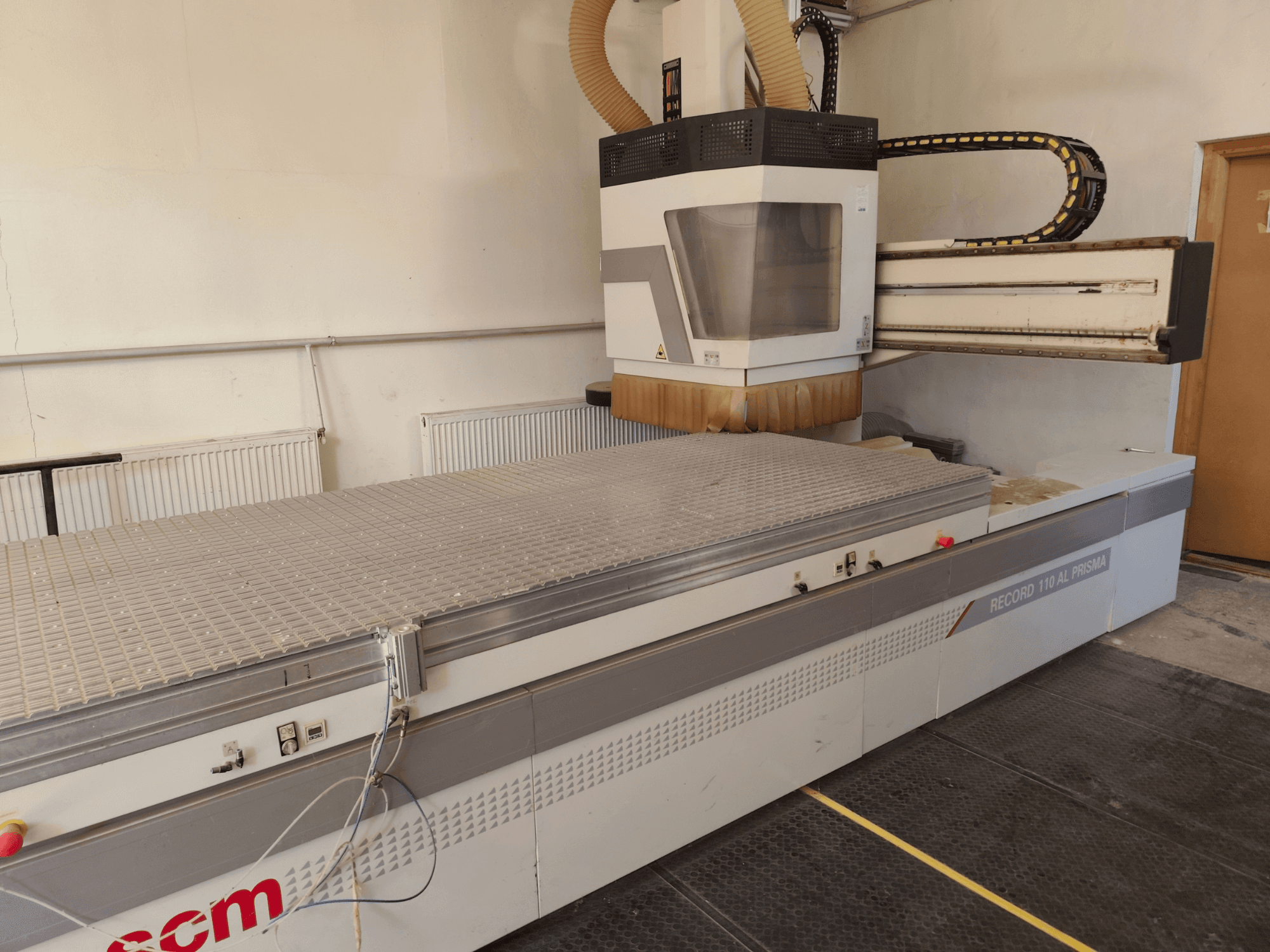 SCM Record 110AL CNC ahşap işleme merkezi; geniş çalışma masası ve freze kafasını gösteren yan görünüm.