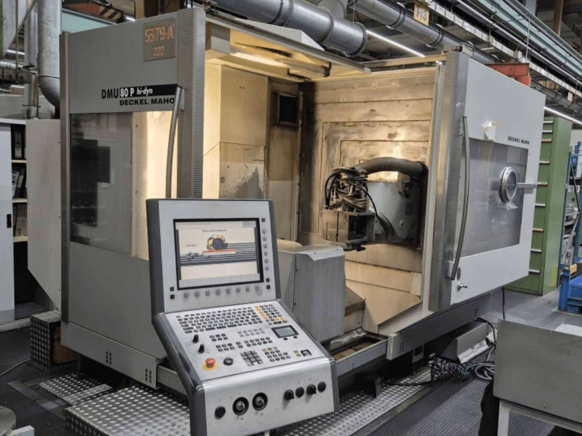 Üniversal İşleme Merkezi DECKEL MAHO DMU 80P hi-dyn, kontrol paneli ve iç çalışma alanını gösteren önden görünüm.