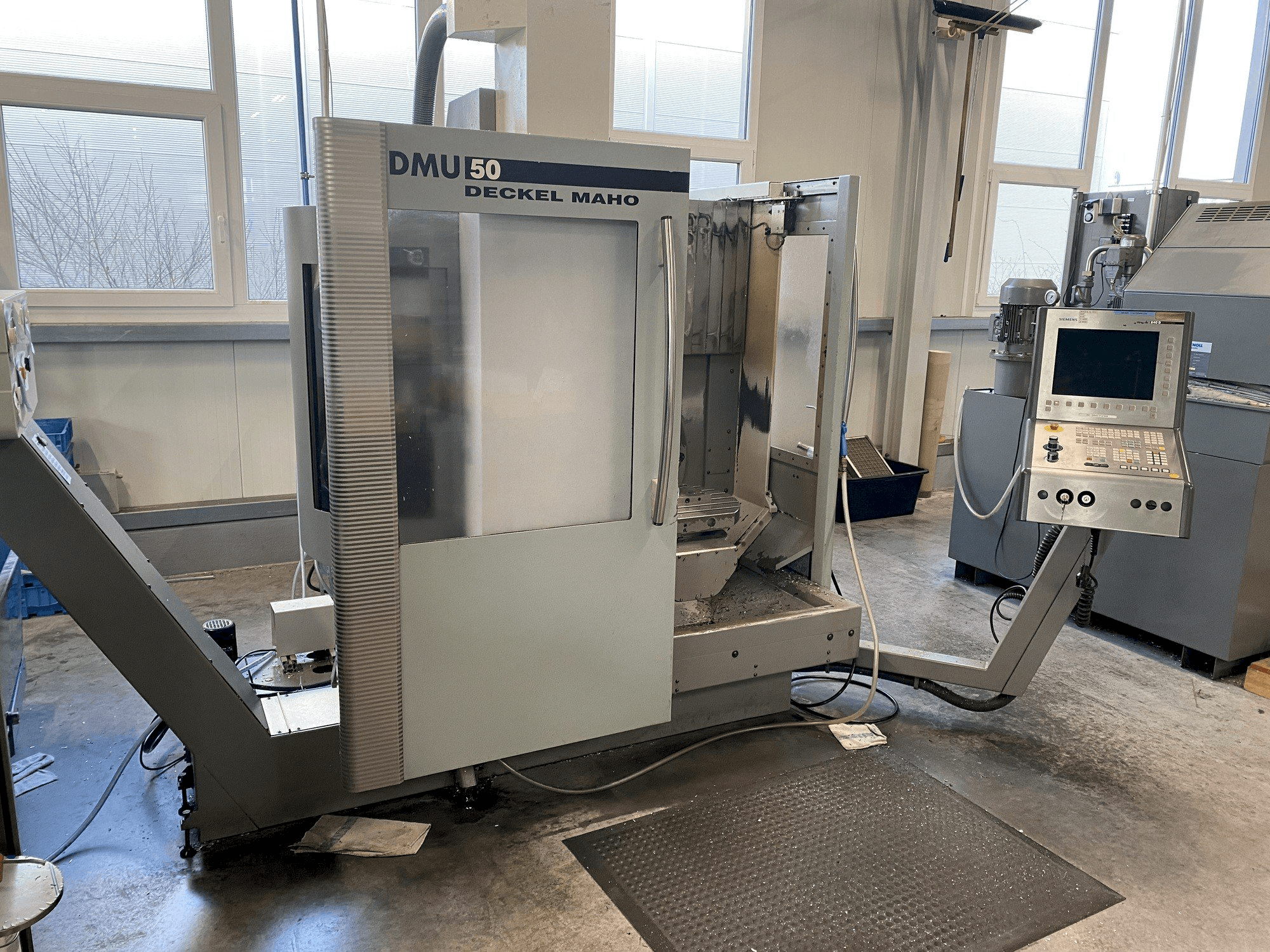 Makine DECKEL MAHO DMU 50 - Önden görünüm